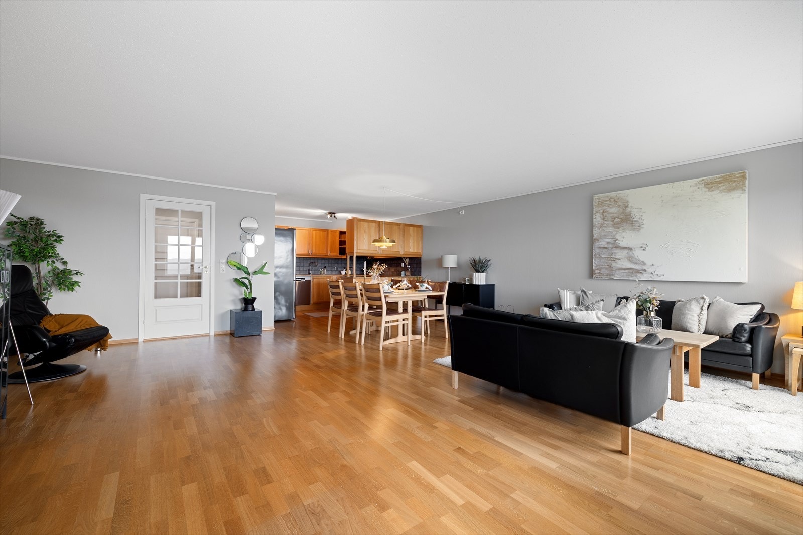 Romslig stue med god plass til ønsket sitte- og spisegruppe. Galleribilde