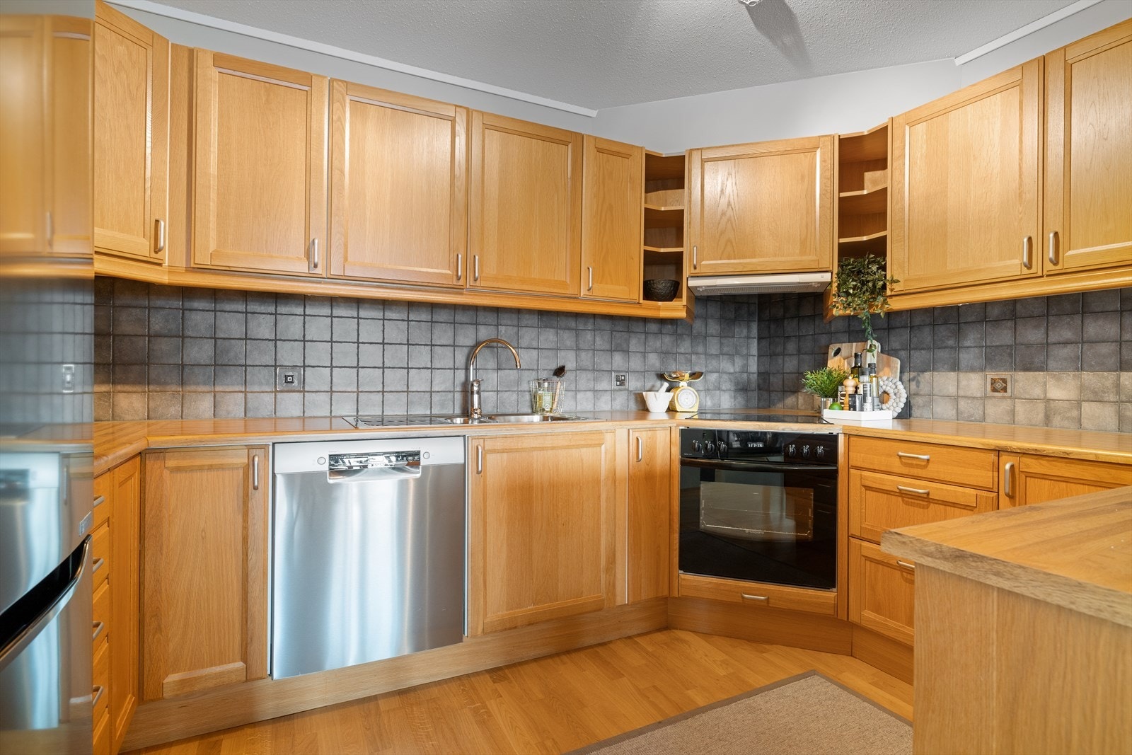 Integrert keramisk topp og stekovn. Oppvaskmaskin. Uttrekkbar Flexit ventilator. Galleribilde