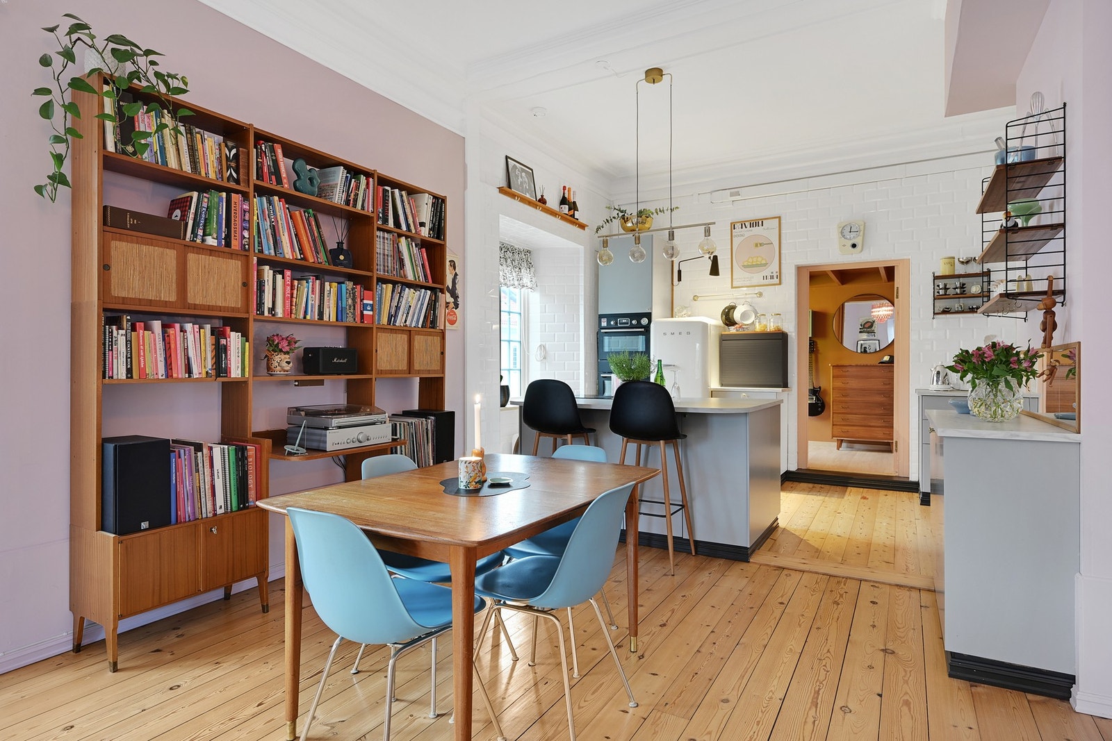 Fin plass til langbord i overgangen til kjøkkenet Galleribilde