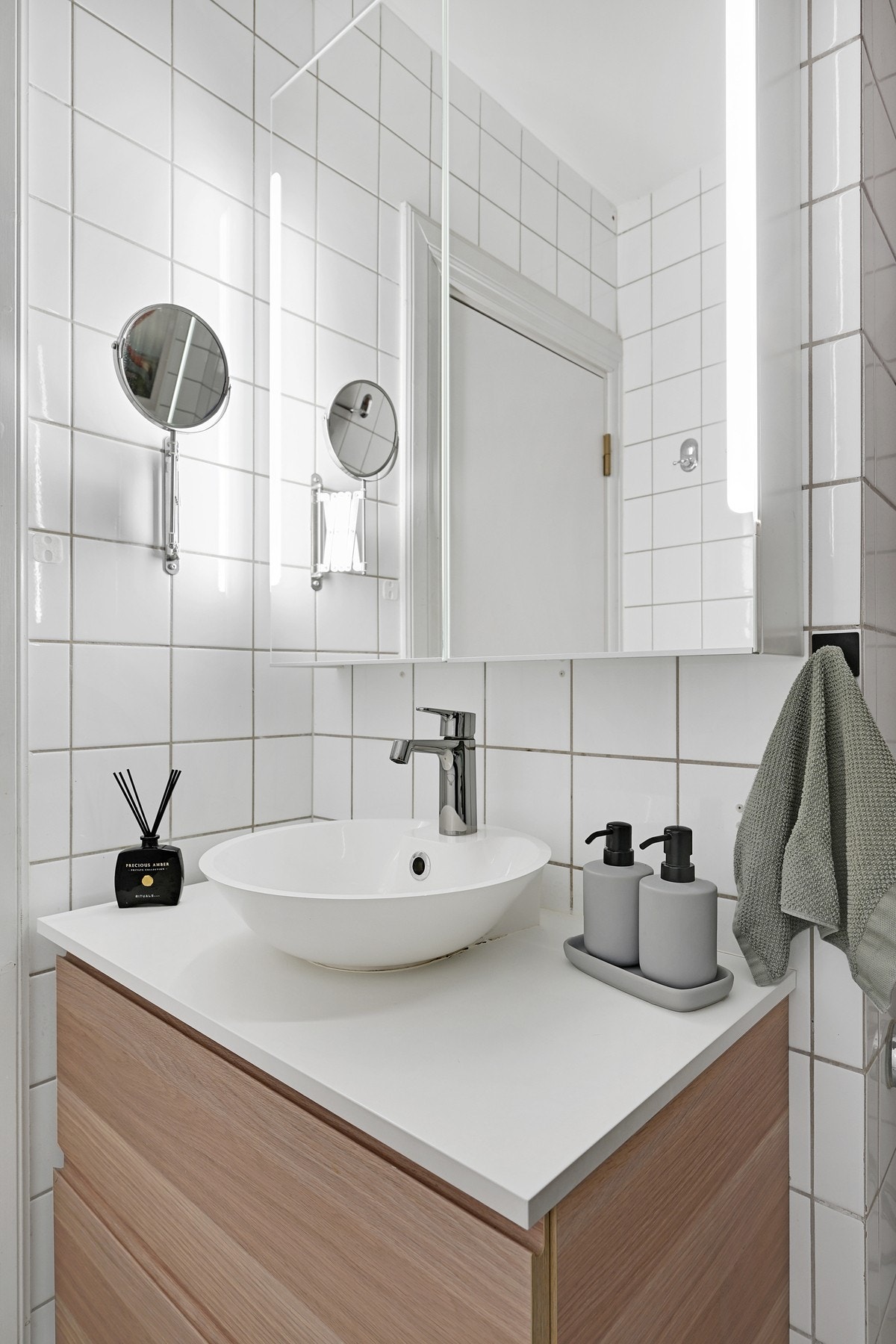 Innredning med slett front og benkeplate med overliggende servant Galleribilde