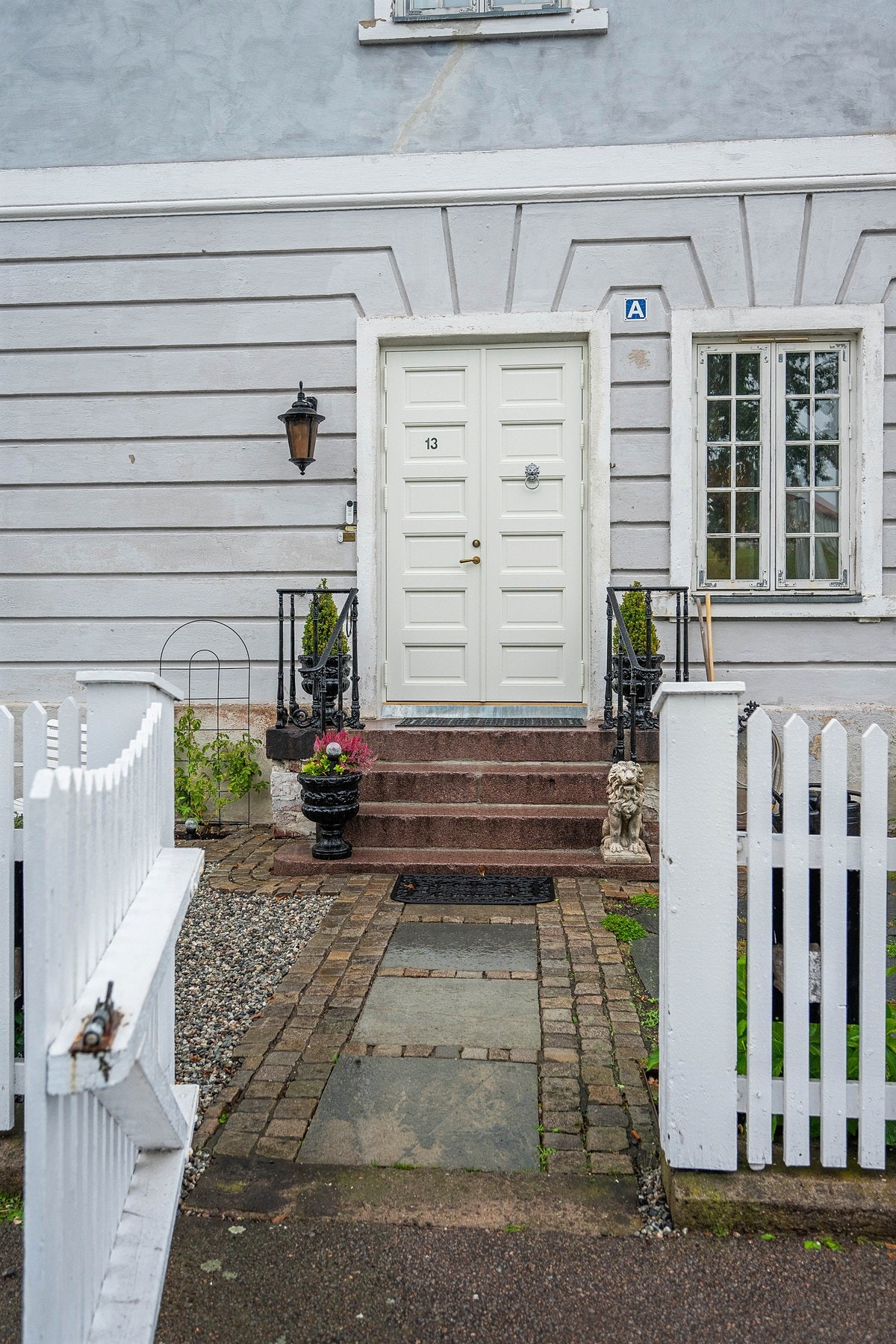 Inn via pent stakitt gjerde til privat forhage som deles med 1. etasje Galleribilde