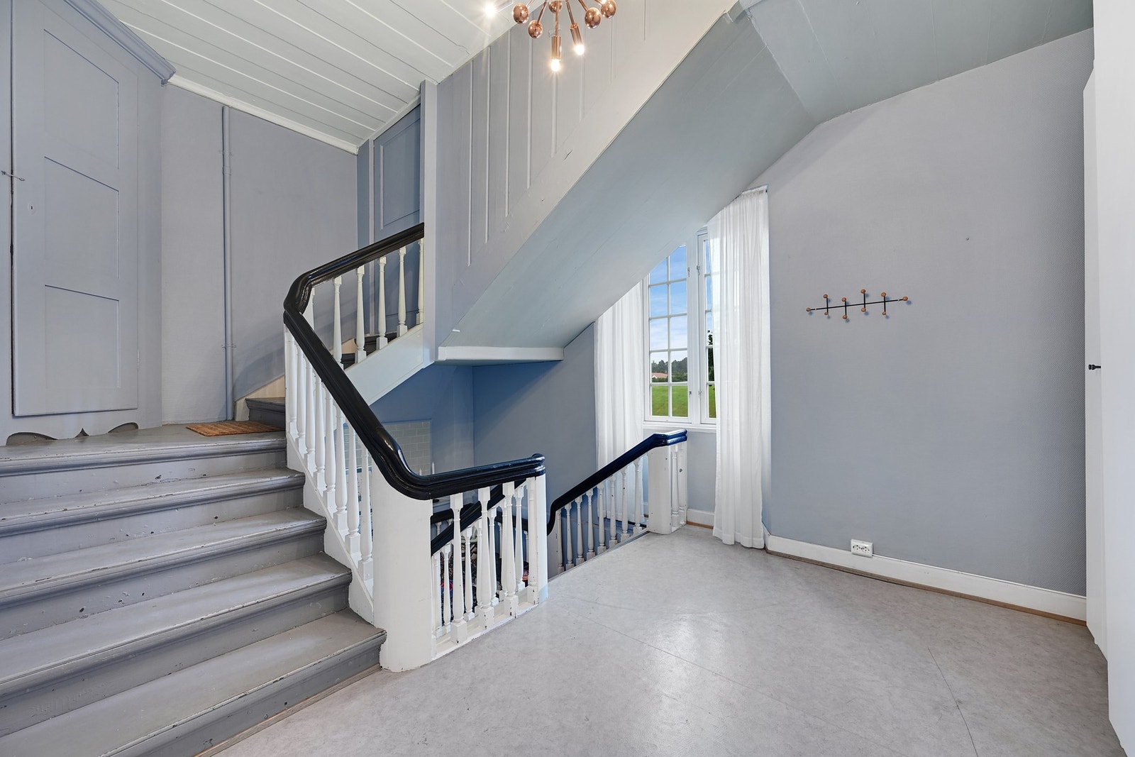 Ut i gangen igjen ser vi loftstrappen Galleribilde