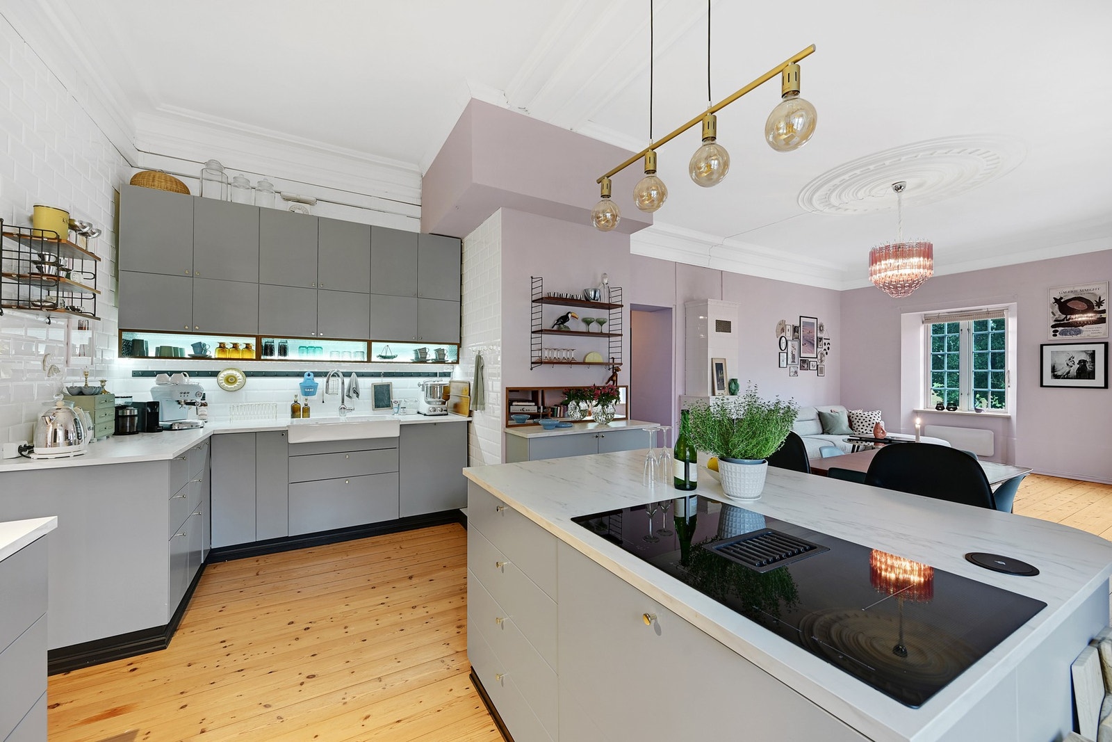 Et svært innbydende kjøkken som kler leiligheten godt Galleribilde