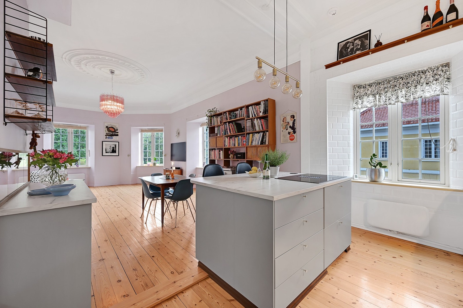 Praktisk også med kjøkkenøy for ekstra benkeplass Galleribilde