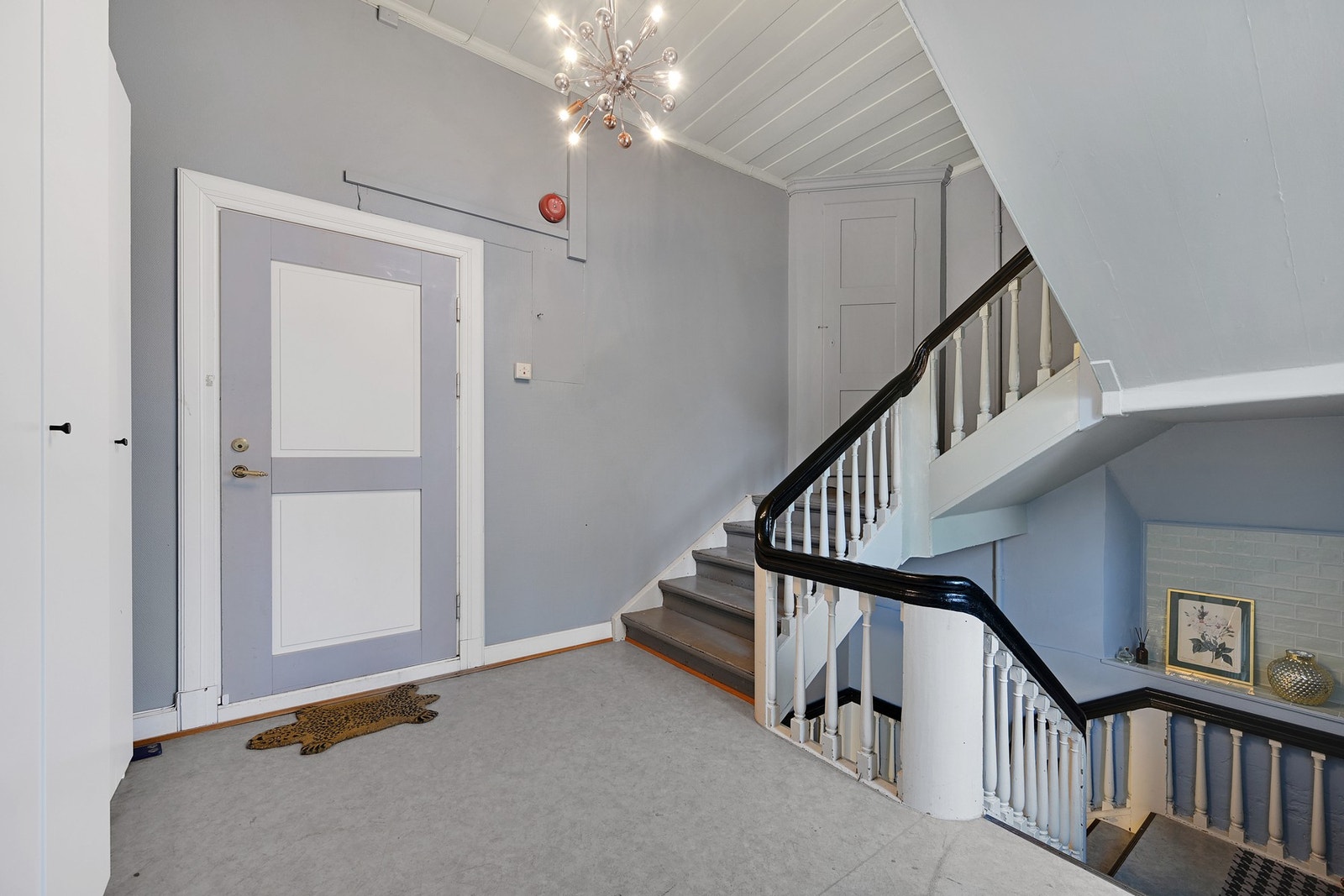 Bred trapp opp til leiligheten og videre til eget loft Galleribilde