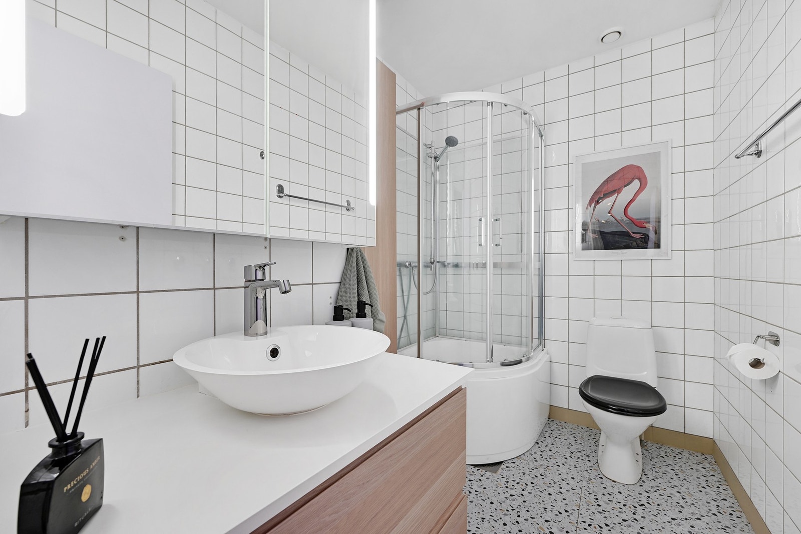 Pent bad med tøft vinylbelegg på gulvet Galleribilde