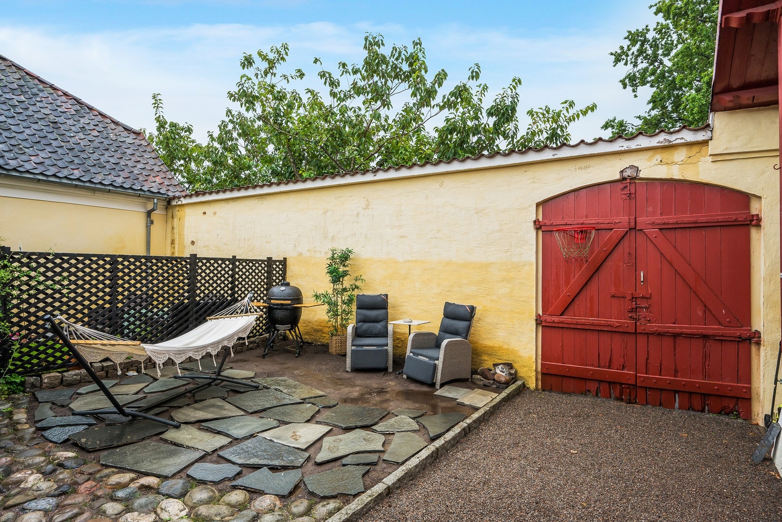 Med herlig usjenert hage delt med nabo i 1. etasje (også for salg) Galleribilde