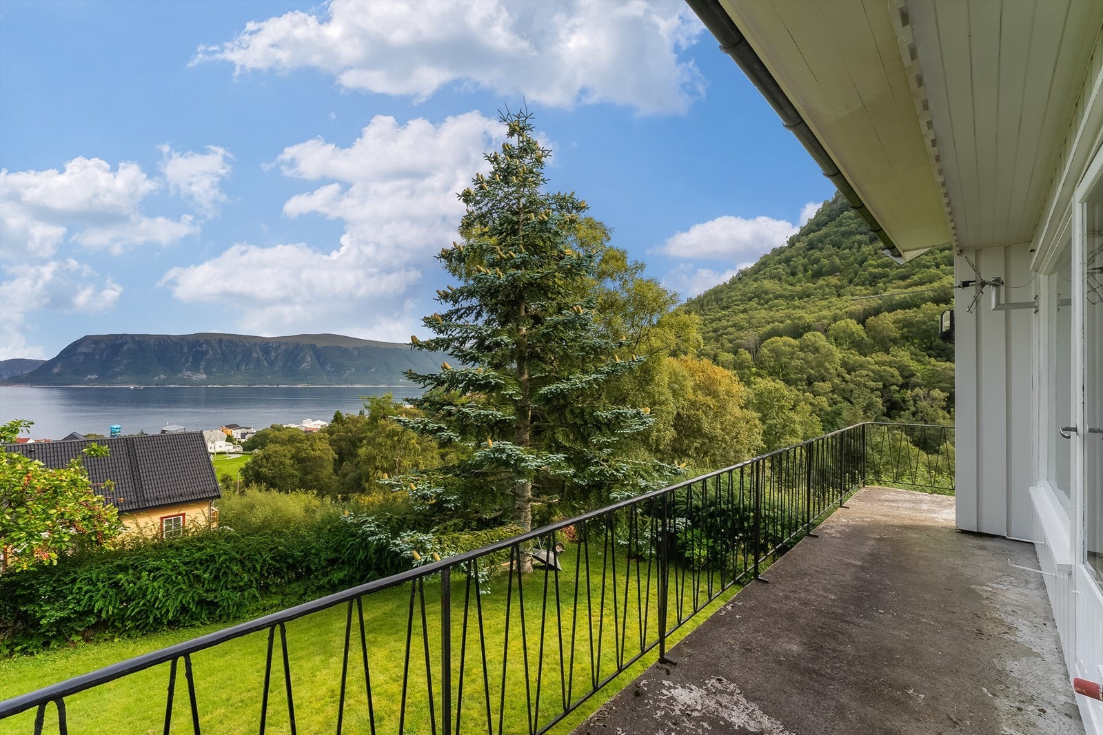 Her har du en nydelig utsikt mot sjø og fjell. Galleribilde