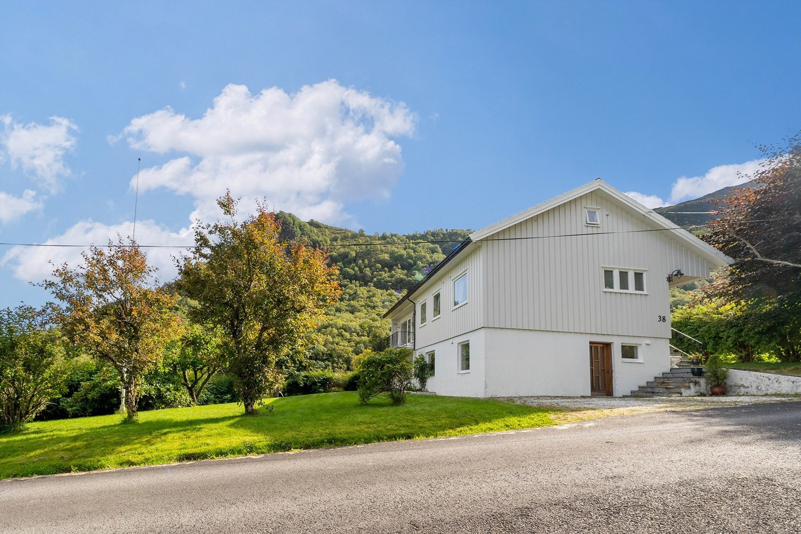 Eiendommen ligger i Brandal med nærhet til Brandal friskole, Ishavsmuseet og ca. 5 minutter til Hareid med butikker og båtforbindelse til Ålesund. Galleribilde