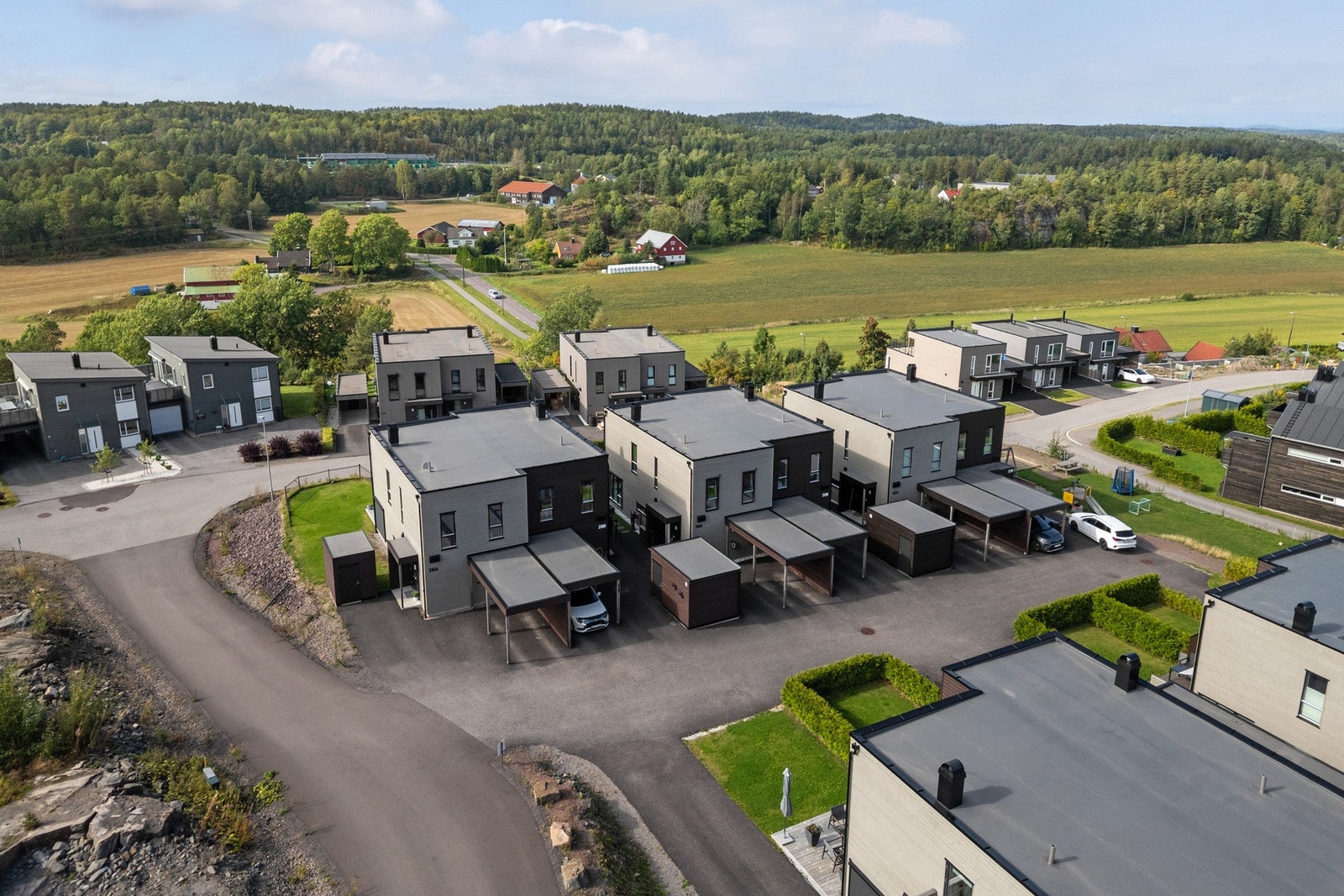 Gårdsplassen er asfaltert og har carport, samt en bod på ca. 5 kvm med innlagt strøm. Galleribilde