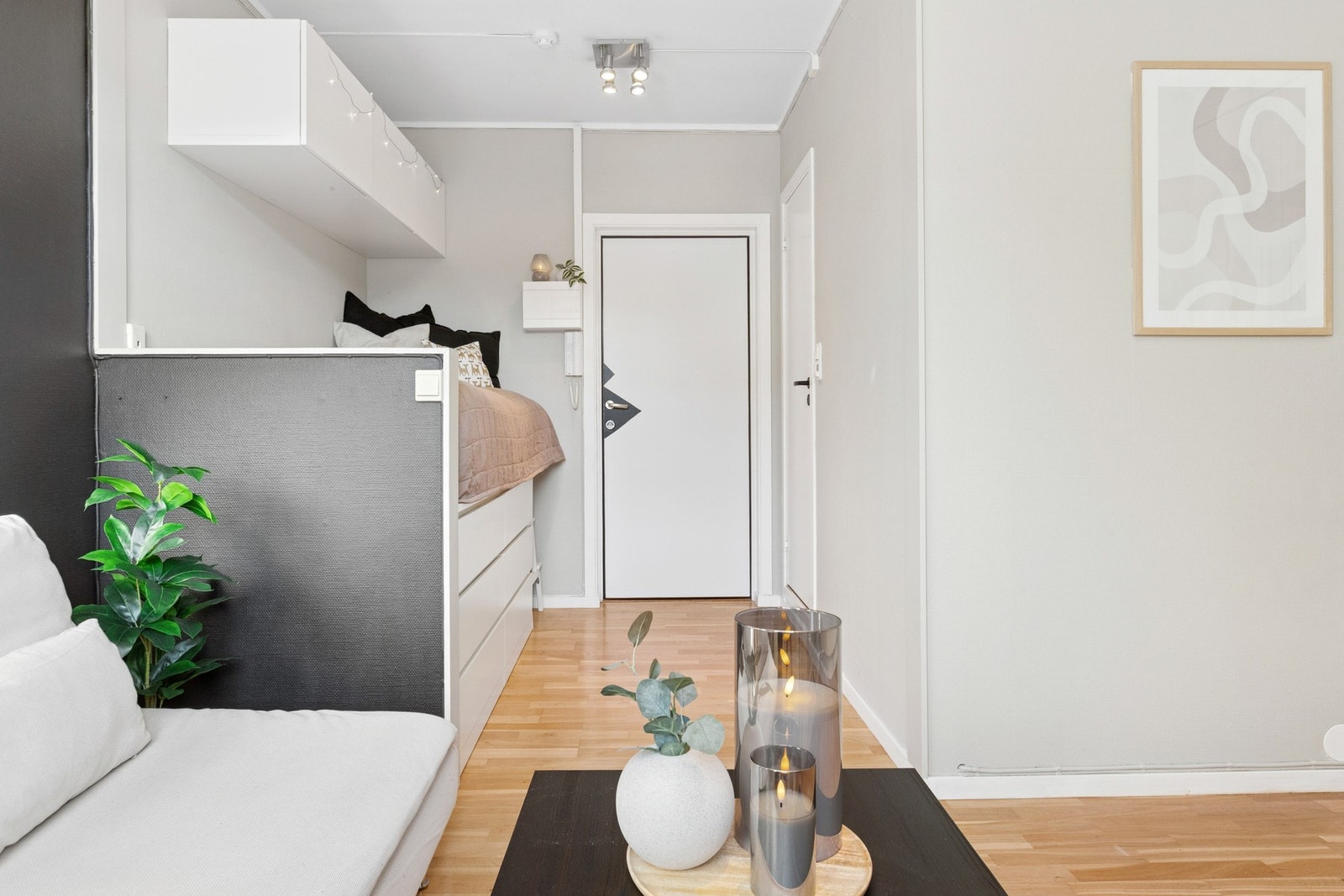 Leiligheten er malt i moderne og behagelige farger som gjør det enkelt å sette sitt eget preg på interiøret. Galleribilde