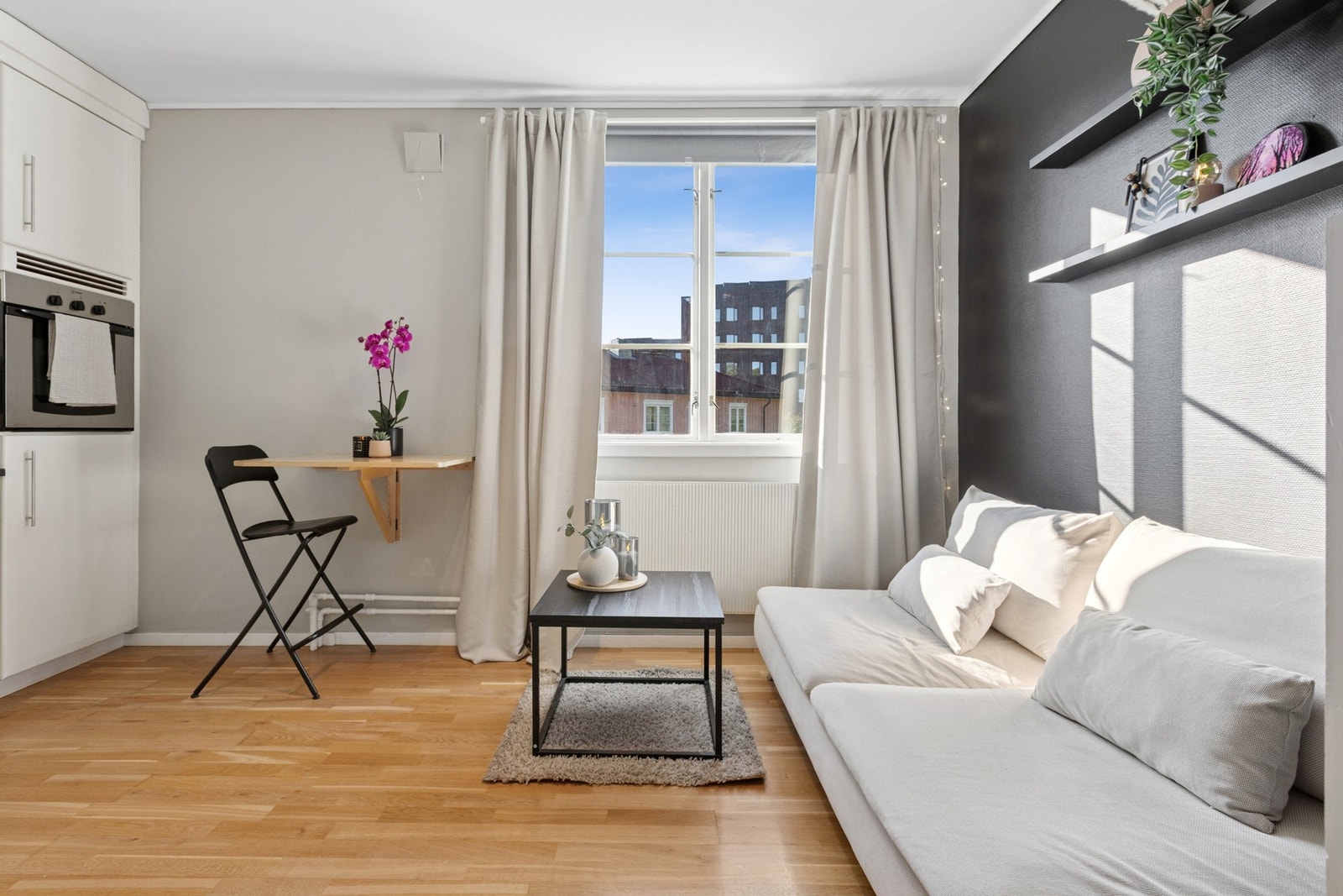 Den store vindusflaten slipper inn godt med naturlig lys. Galleribilde