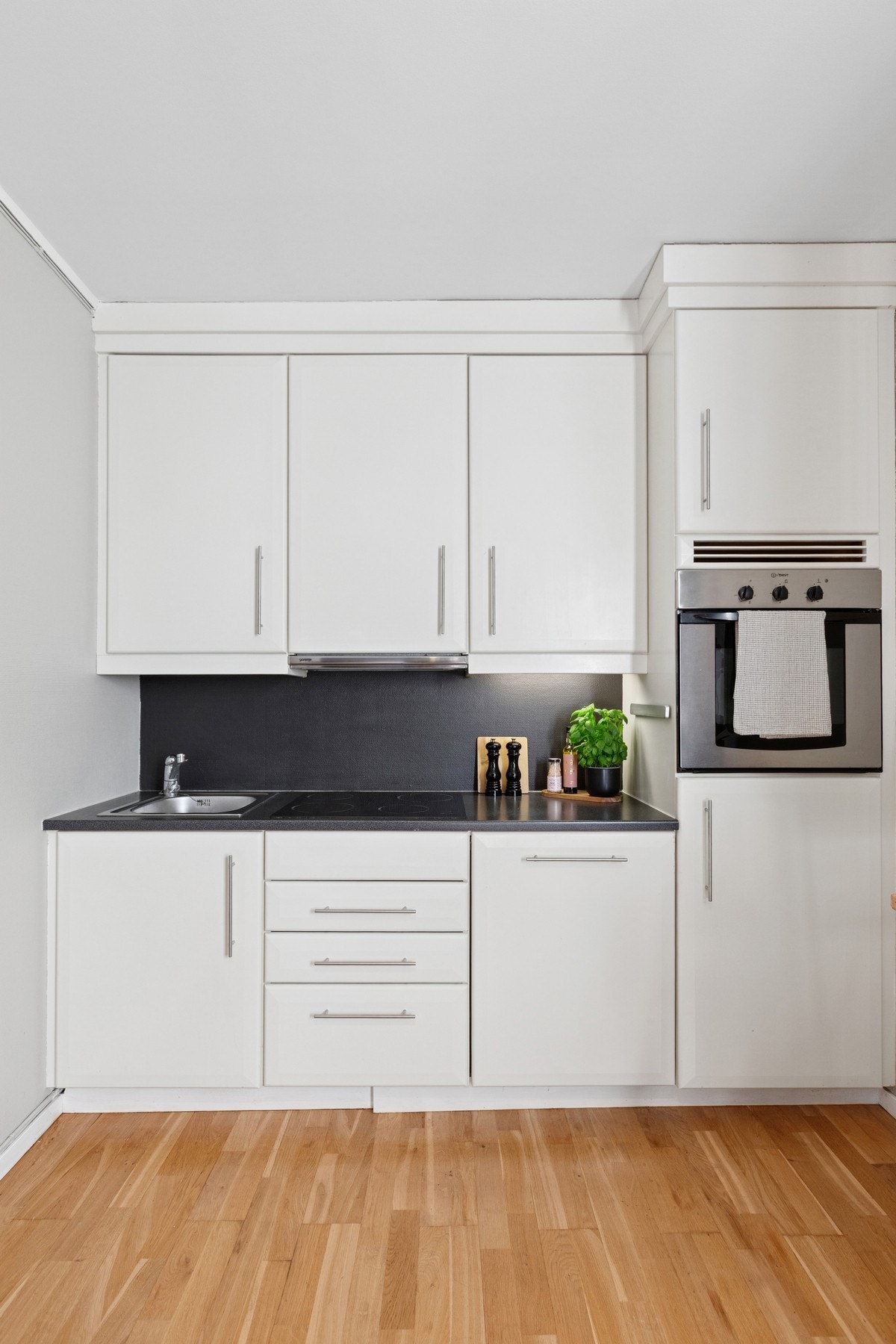 Kjøkkenet er utstyrt med integrerte hvitevarer som oppvaskmaskin, stekeovn, platetopp og kjøleskap. Galleribilde