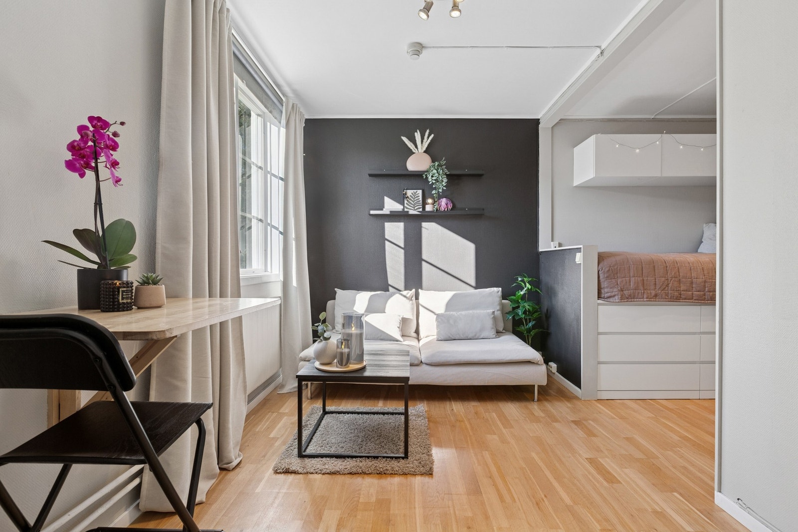 Leiligheten har en åpen stue- og kjøkkenløsning. Galleribilde