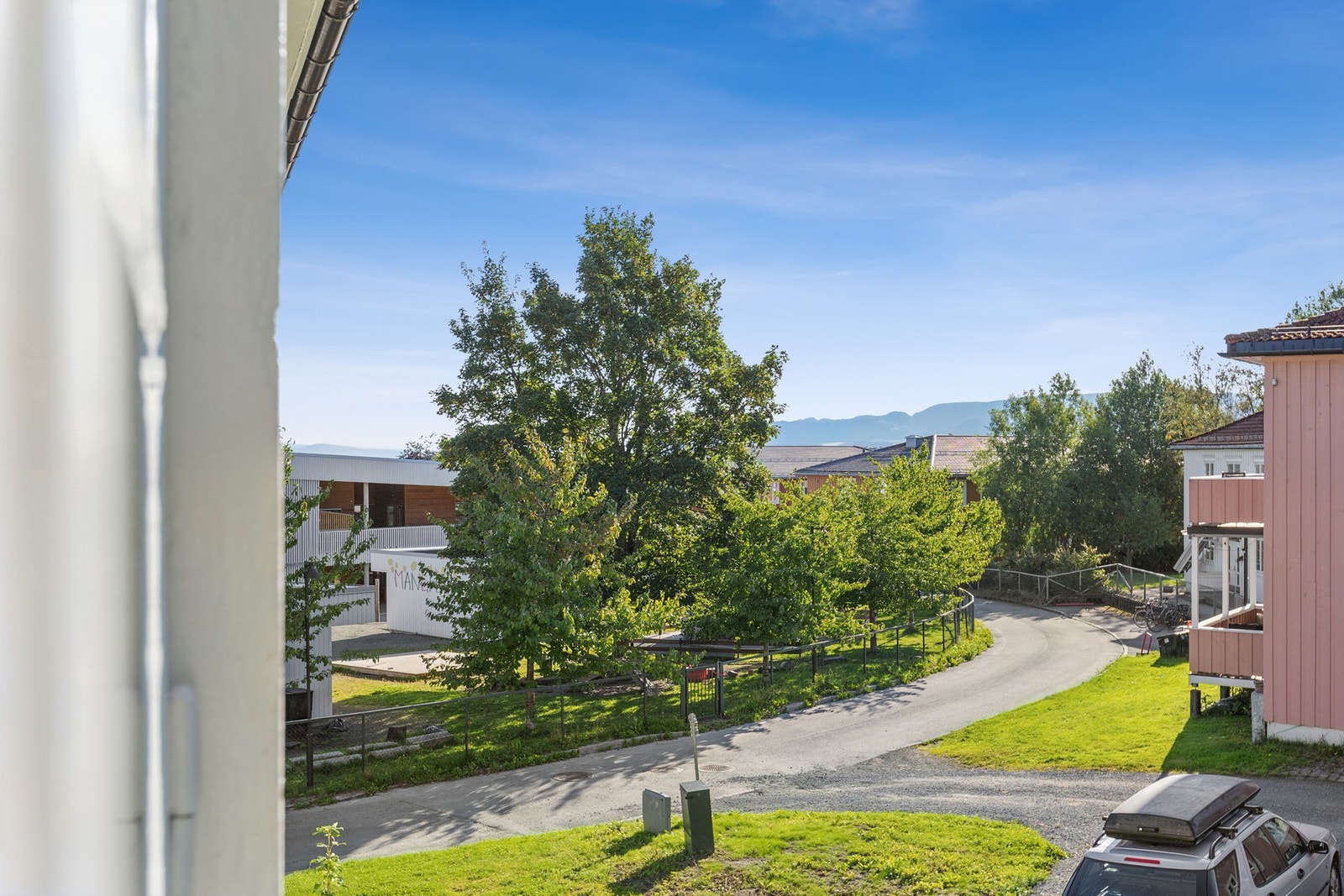 Fra leiligheten er det kort vei til kollektivforbindelser og dagligvarebutikker. Valentinlyst Senter er bare 10 minutters gange fra leiligheten. Galleribilde