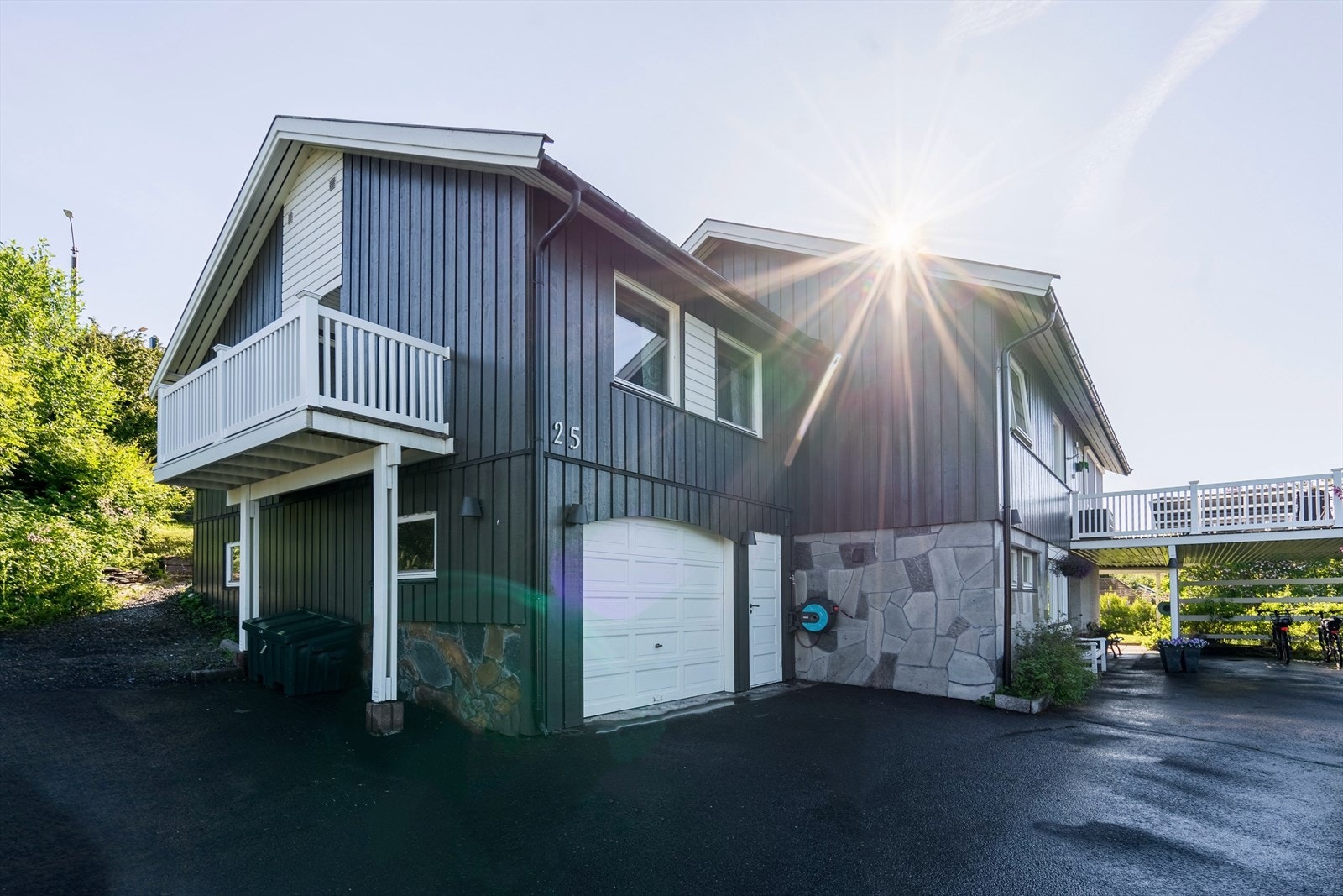 Eneboligen har garasje og carport med gode parkeringsmuligheter Galleribilde