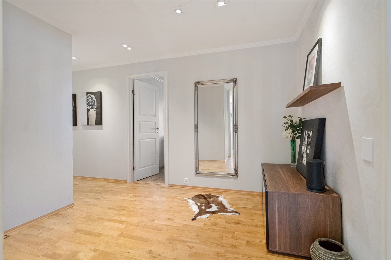 Romslig gang med adkomst til kontor/soverom Galleribilde