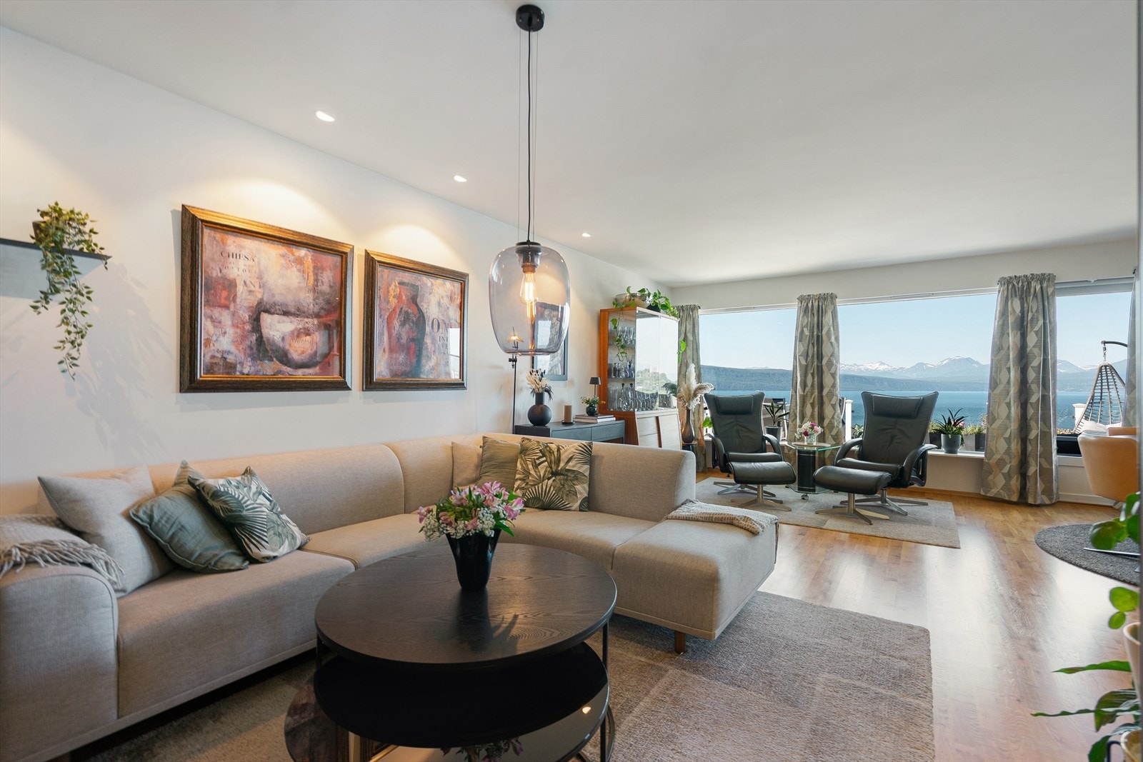 Romslig stue med gode møbleringsmuligheter Galleribilde