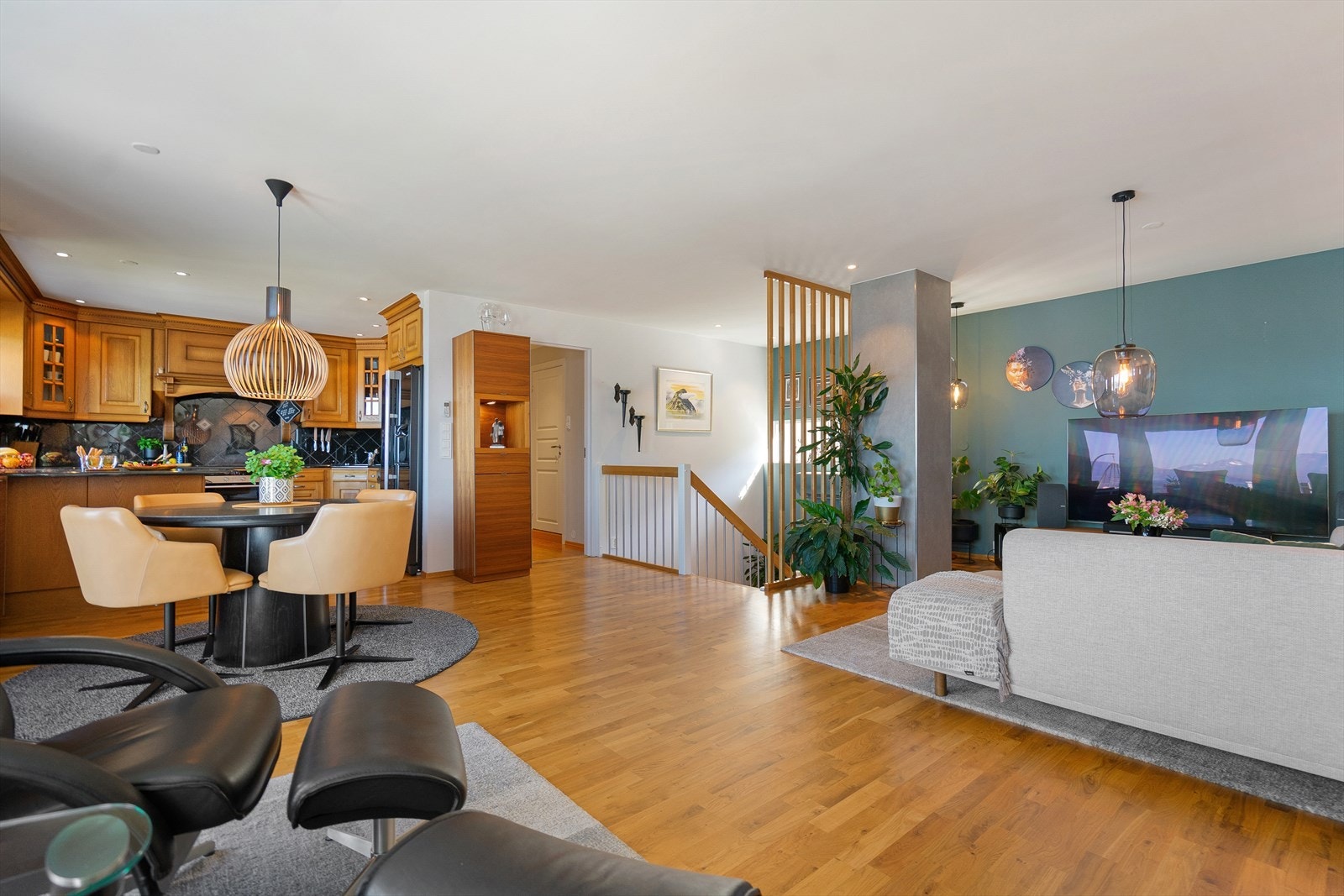 Kjøkken med åpen løsning inn mot stue Galleribilde