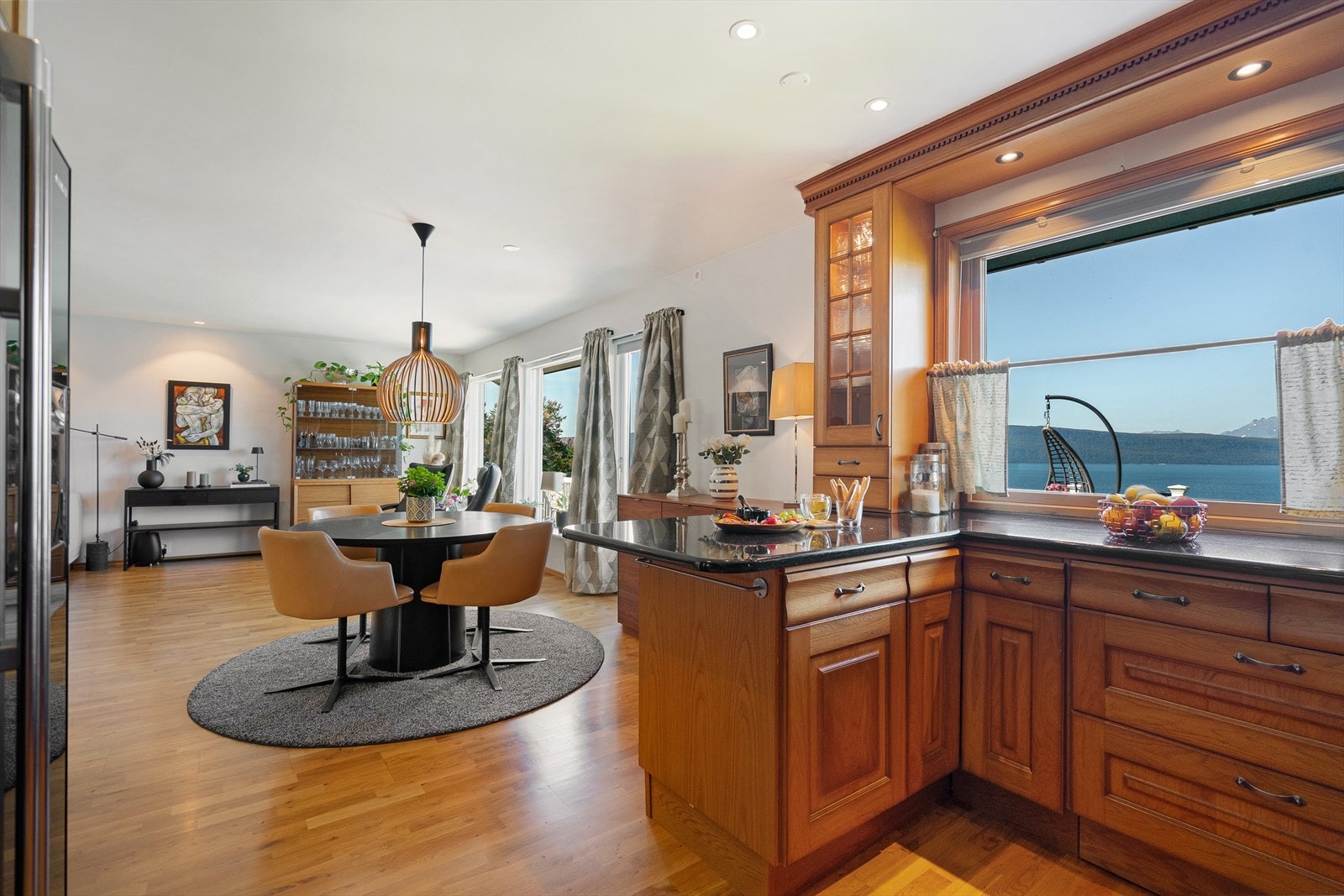 Fra kjøkken kommer du til spisestue Galleribilde