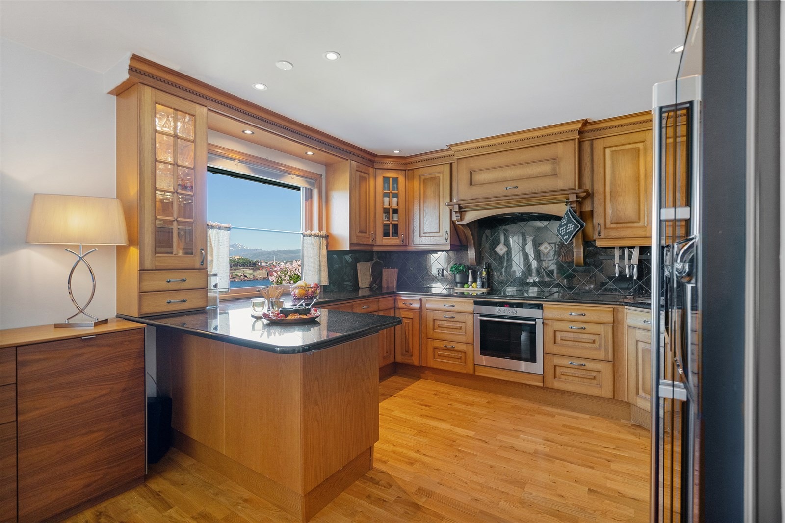 Kvalitetskjøkken utstyrt med benkeplate i stein Galleribilde