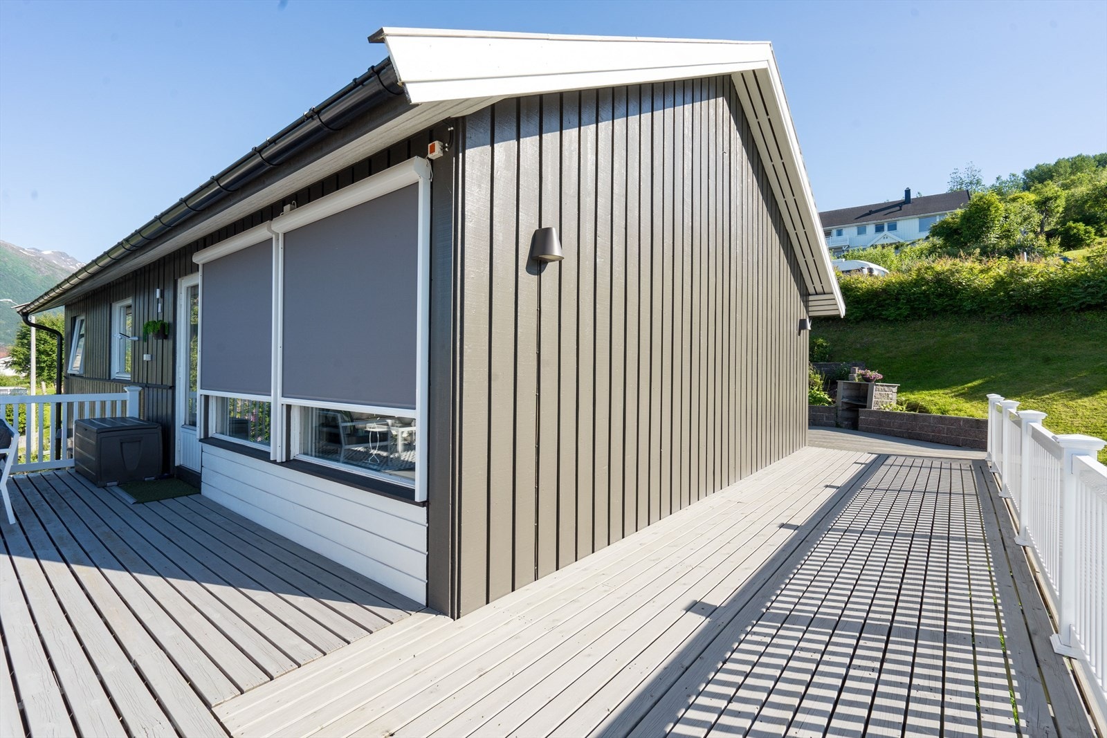 Veranda strekker seg til bakside av huset Galleribilde