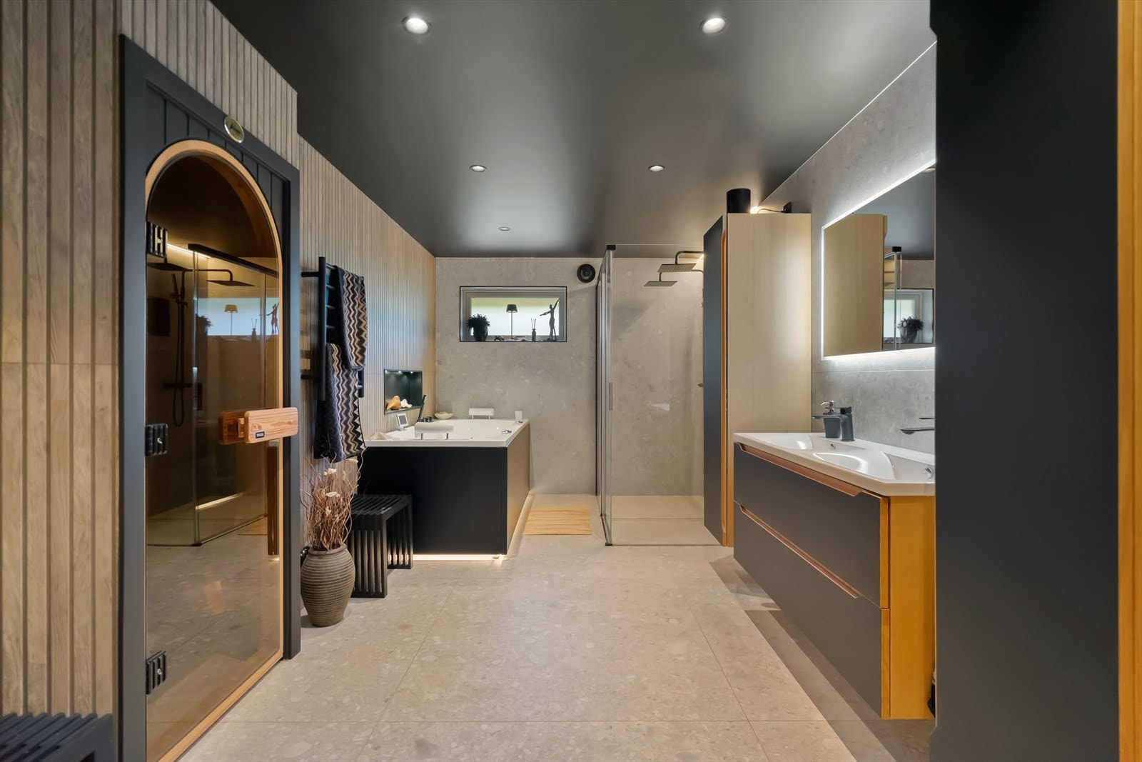 Lekkert bad utstyrt med badstue, boblebad og dobbeldusj Galleribilde