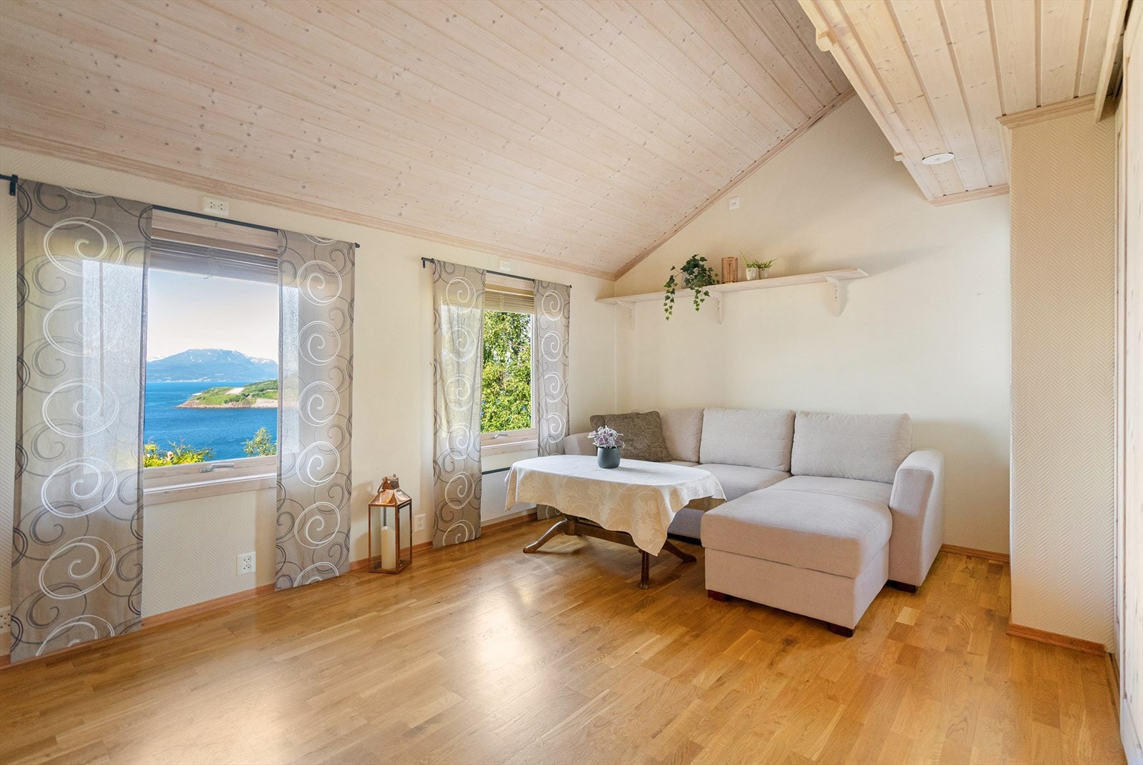 Soverom 3 - Romslig soverom med hems. Soverom 4 er speilvendt og lik dette rommet. Galleribilde