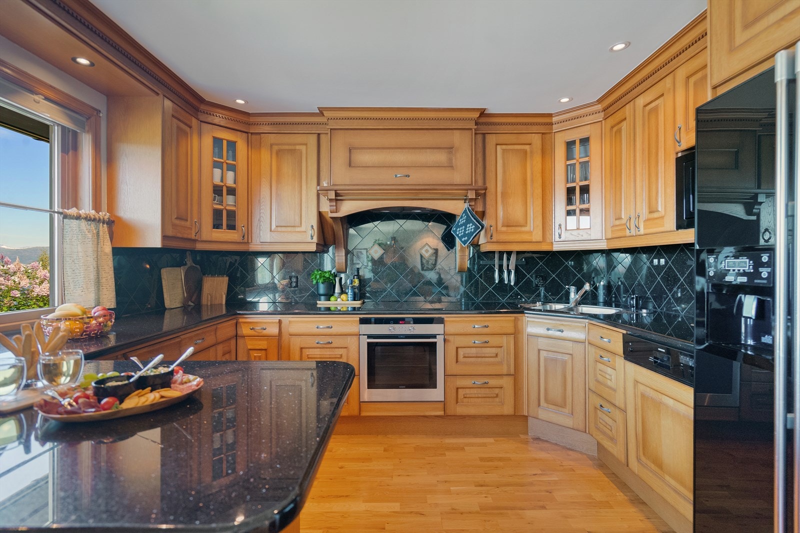 God benkeplass og romslig innredning som gir masse oppbevaringsplass Galleribilde