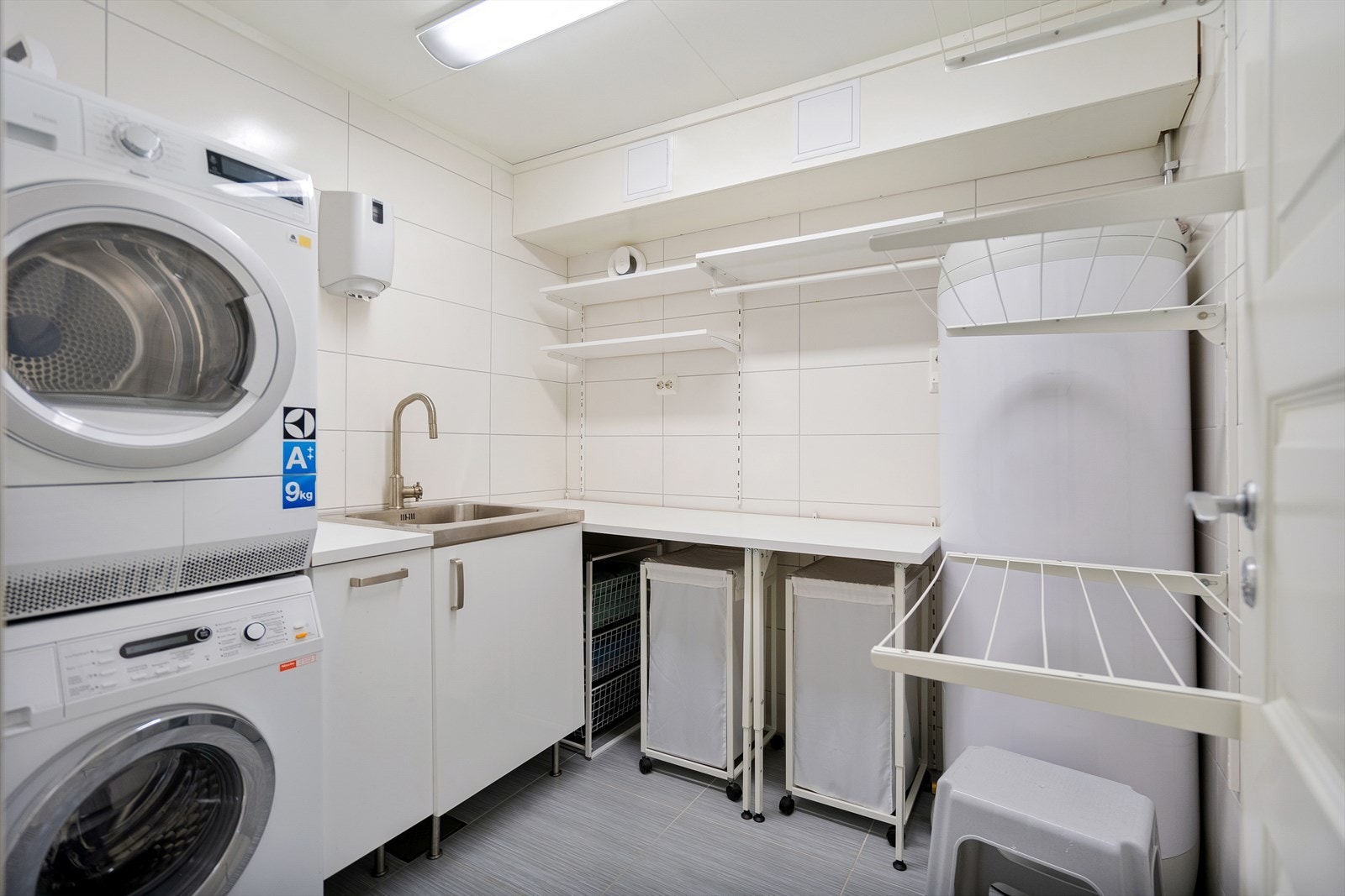 Praktisk vaskerom med gode oppbevaringsmuligheter Galleribilde