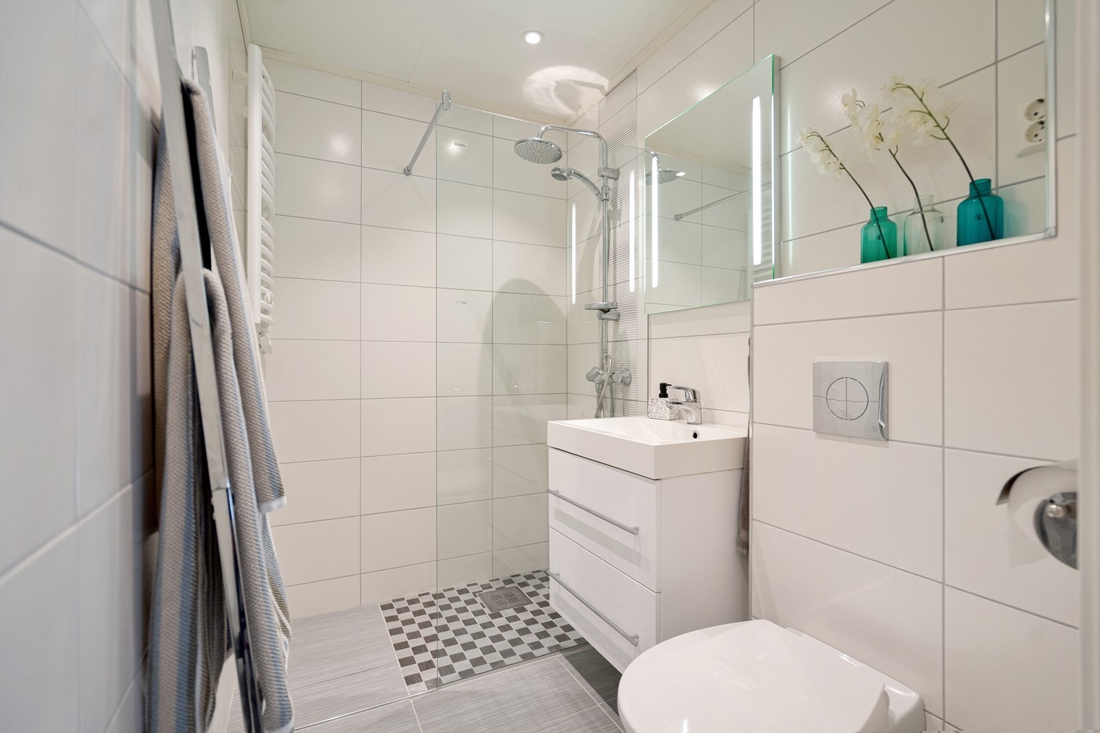 Bad 1.etasje - Utstyrt med dusjhjørne, speil med justerbart lys og baderomsinnredning Galleribilde