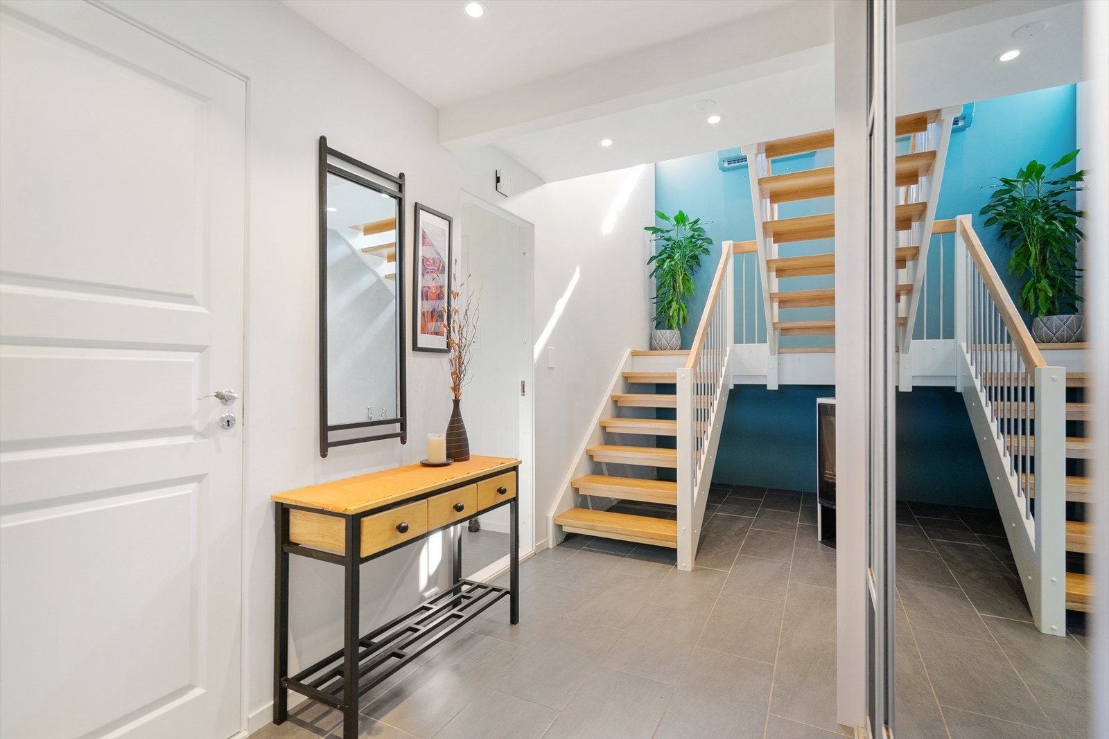 Entré/gang underetasje, utstyrt med vedfyring Galleribilde