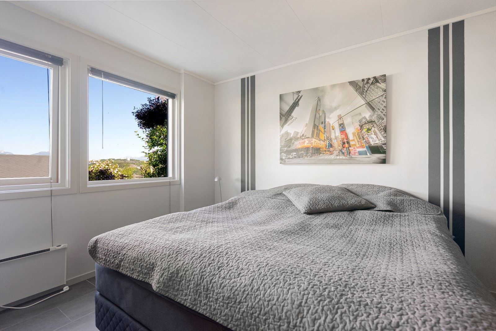 Soverom 1 - Romslig med god plass til seng og oppbevaringmuligheter Galleribilde