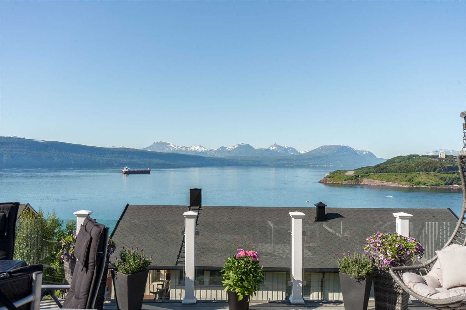 Verandaen er utstyrt glassrekkverk i front Galleribilde