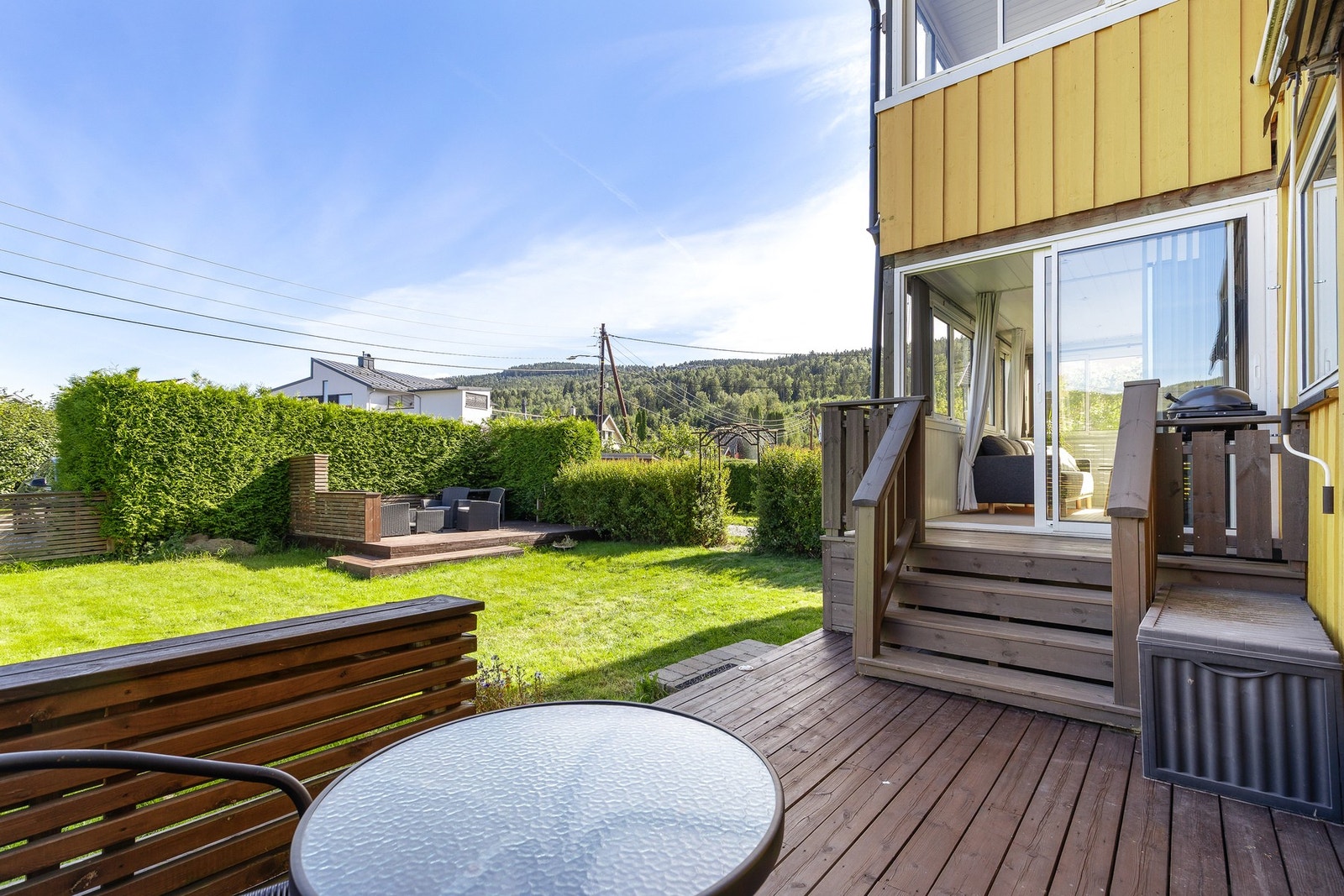 Fra balkongen er det videre adkomst til gressplen og solrik platting på ca. 14 kvm. Perfekt for barnefamilier. Galleribilde