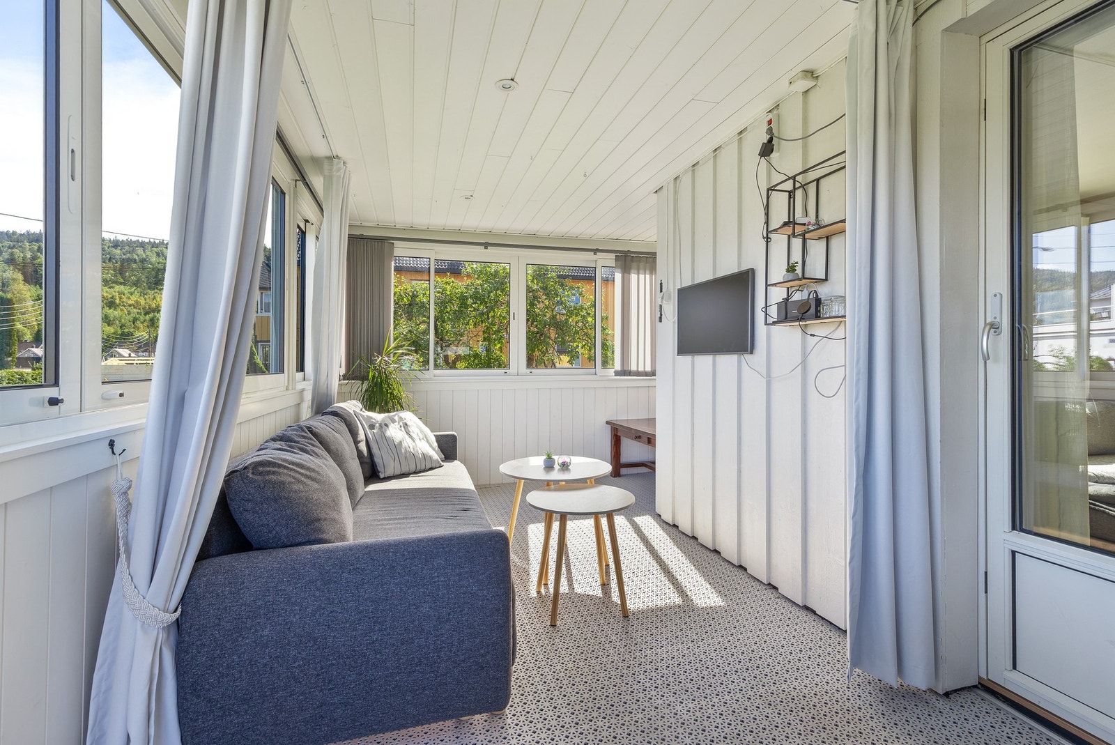Fra stuen er det utgang til en østvendt, innglasset balkong på ca. 13 kvm Galleribilde
