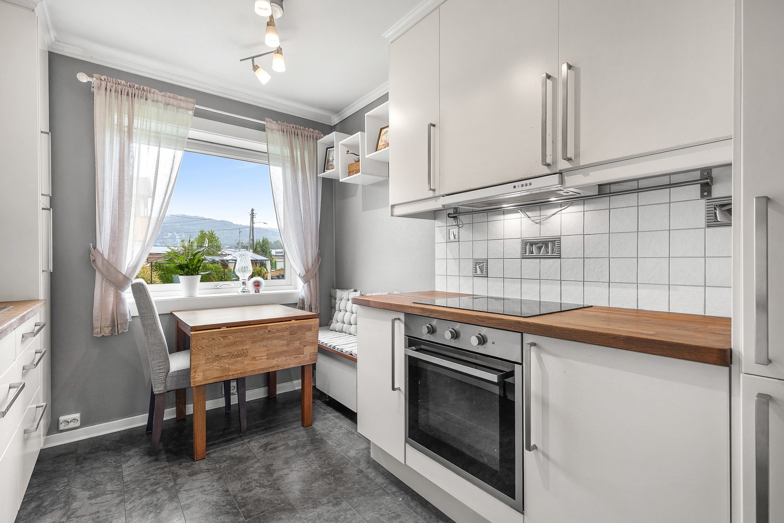 Kjøkkenet har også en nedfelt stålvask med ettgreps blandebatteri, samt kjøkkenventilator med avtrekk direkte ut Galleribilde