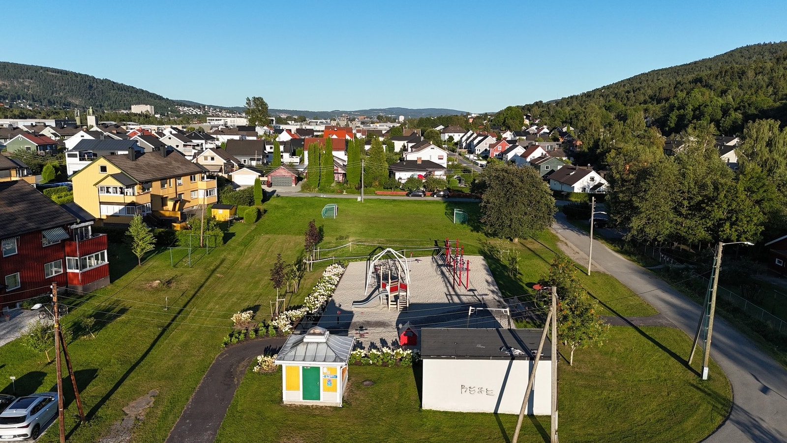 Borettslaget har flott lekeplass for barn på feltet Galleribilde