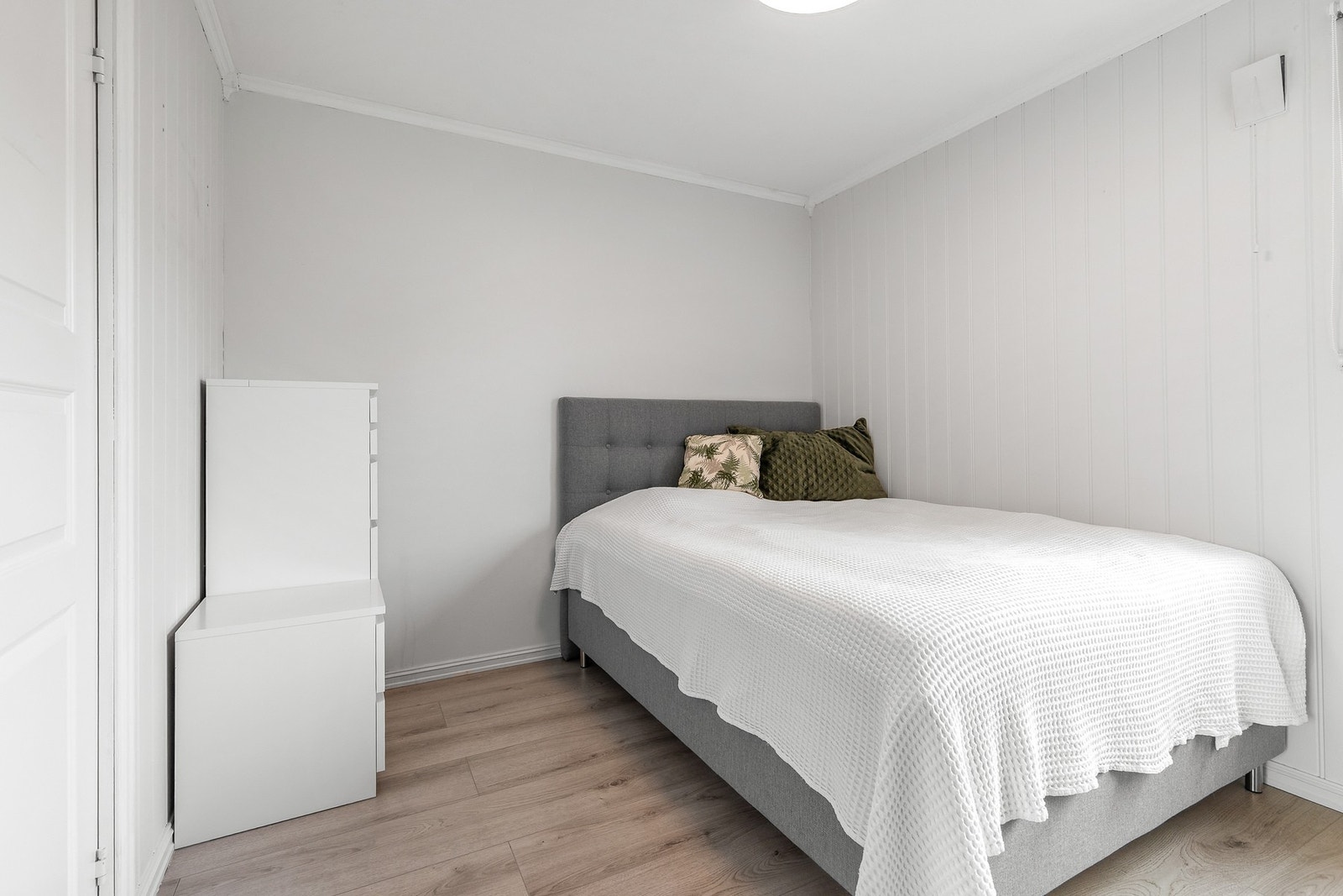 Soverom 2 har laminatgulv og panel på vegger Galleribilde