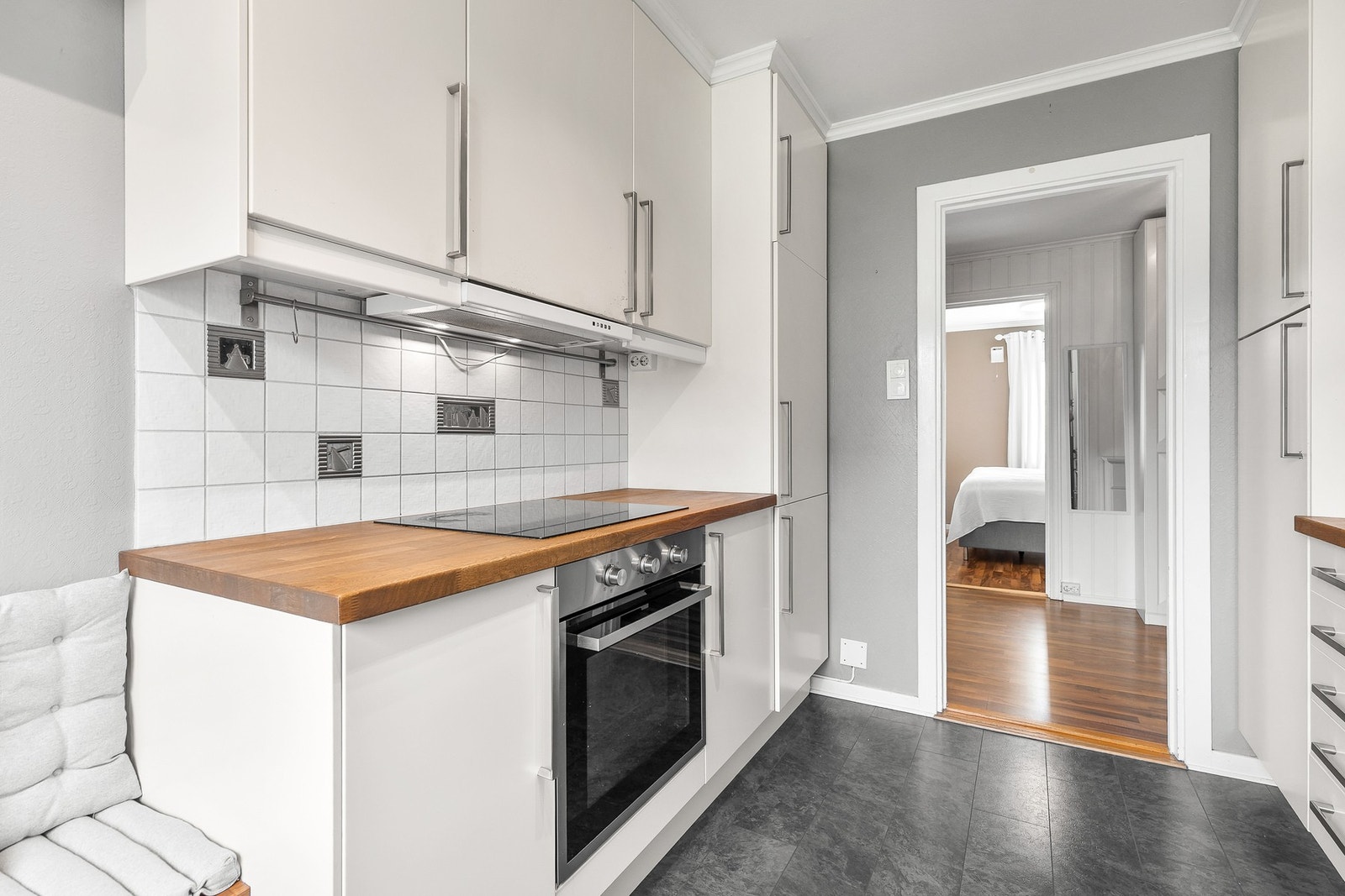 Over benkeplaten er det flislagte vegger Galleribilde