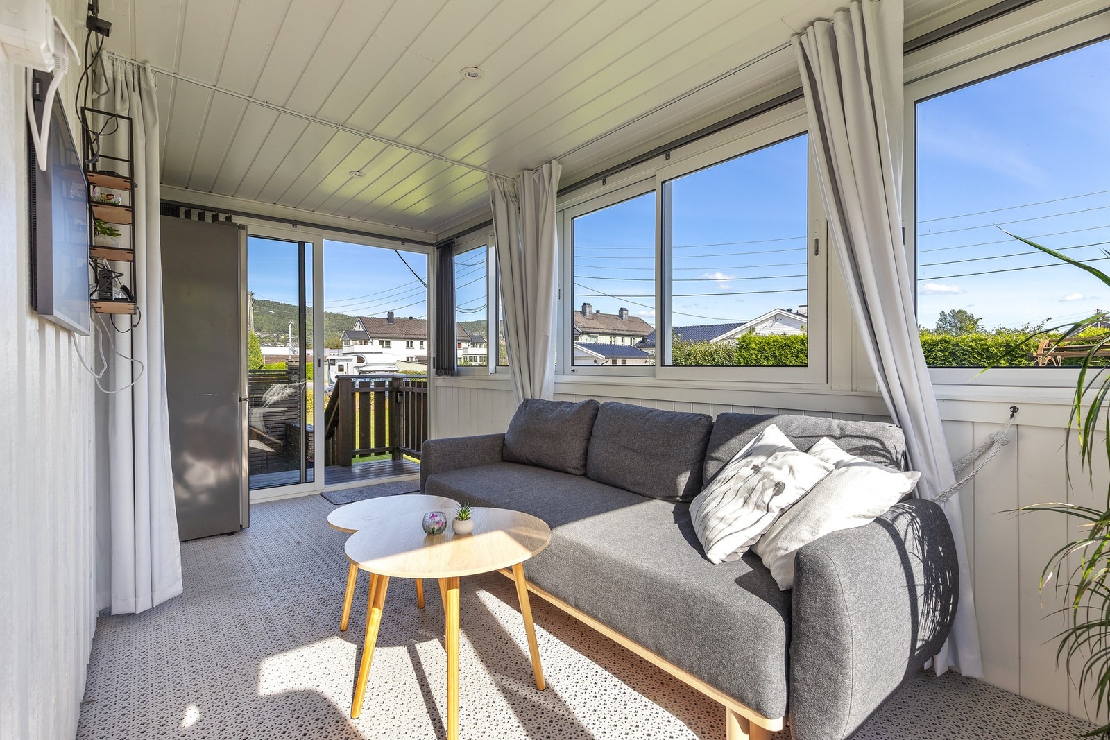 Det er fin plass til å innrede med ønsket møblement og gulvet er belagt med plastfliser Galleribilde