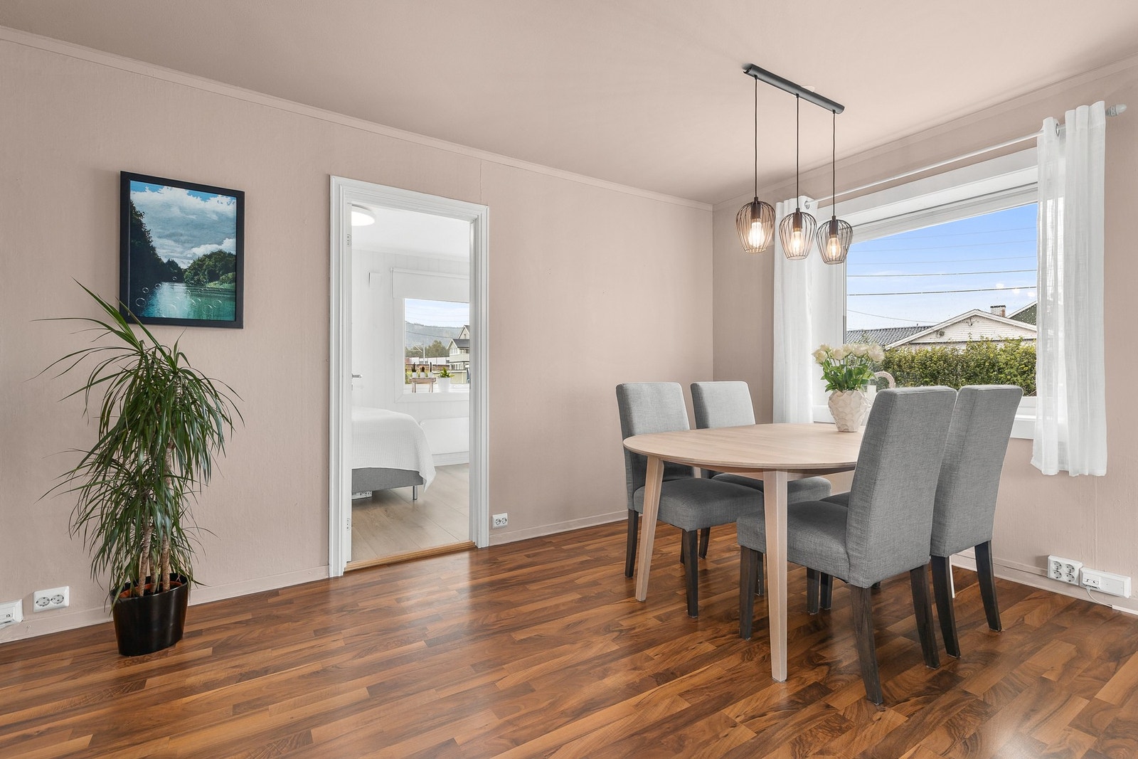 Rommet har god plass til både sofagruppe og spisebord Galleribilde