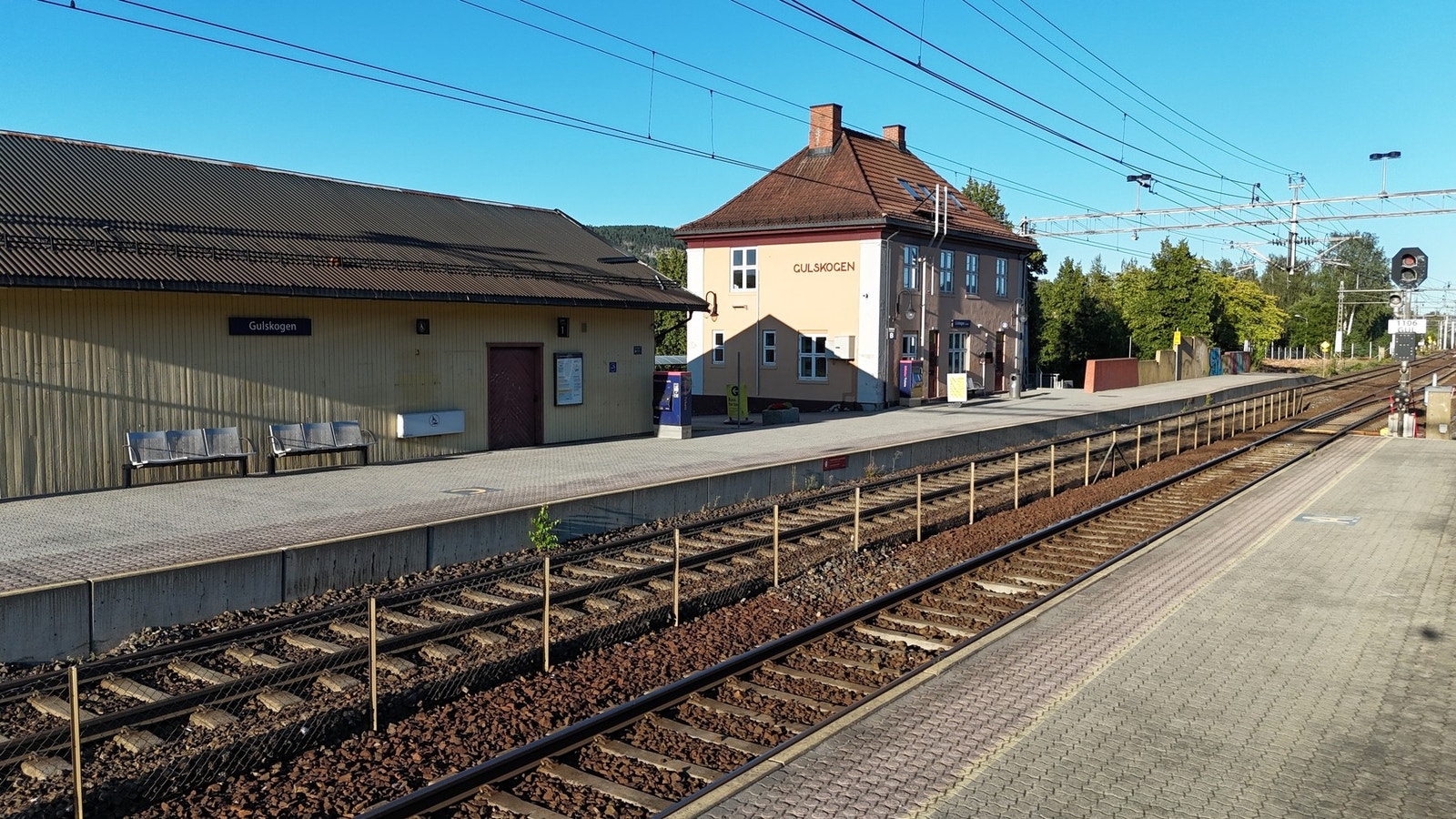 Fra eiendommen er kort gange til Gulskogen stasjon med hyppig avganger retning Oslo og Kongsberg Galleribilde