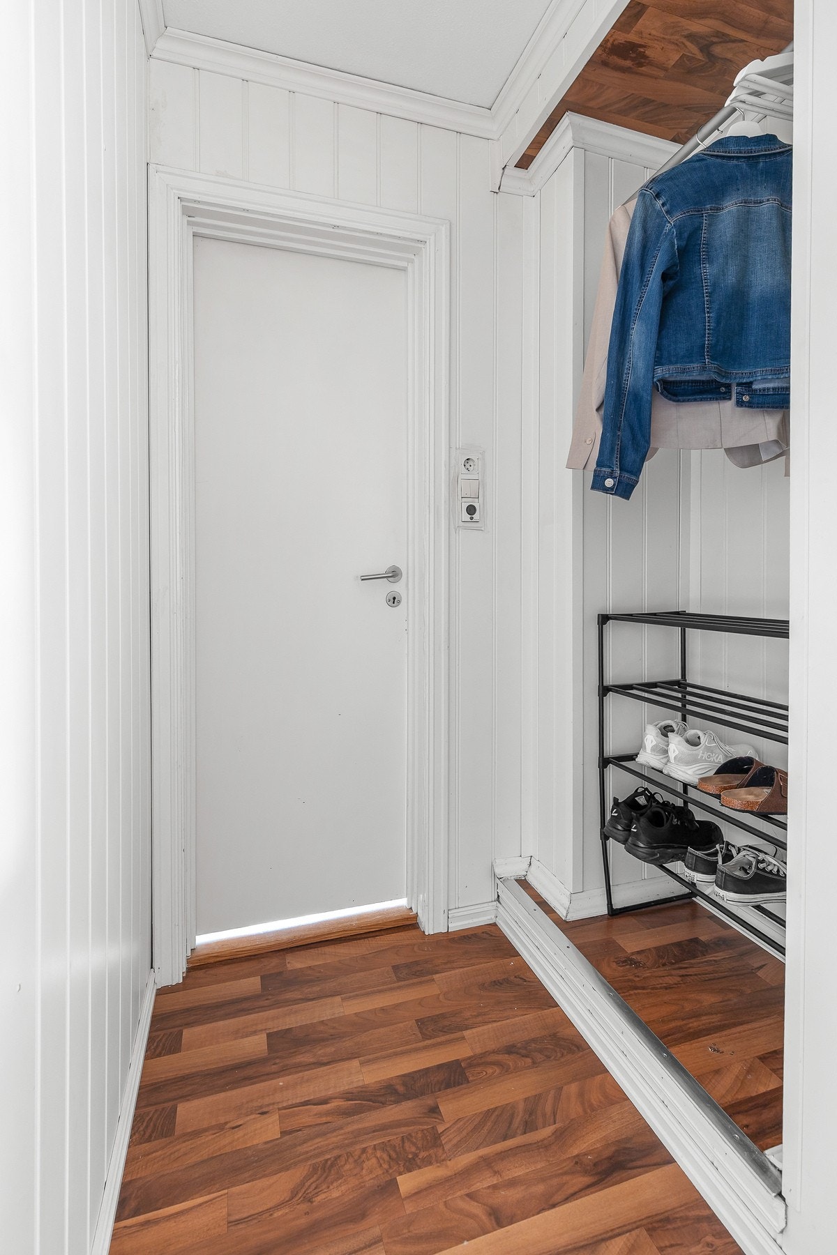 I tillegg finnes en egen nisje med skohylle og klesstang som gir ekstra oppbevaringsmuligheter Galleribilde