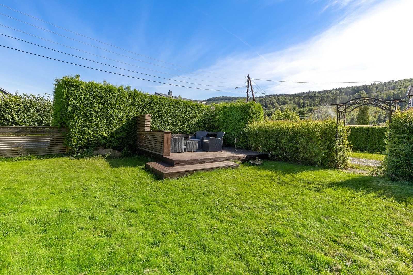 Eiendommen byr på flere flotte uteplasser, slik at du kan nyte solen gjennom hele dagen. Galleribilde