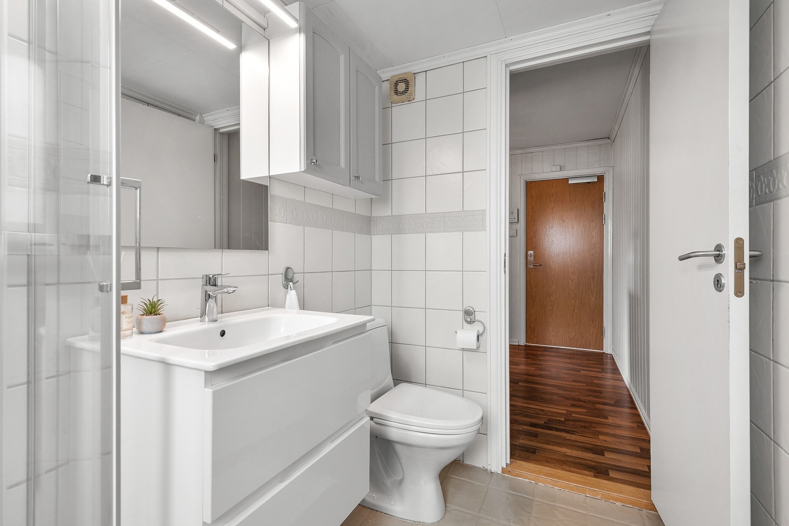 Servantskapet og dusjkabinettet ble installert i 2023 Galleribilde