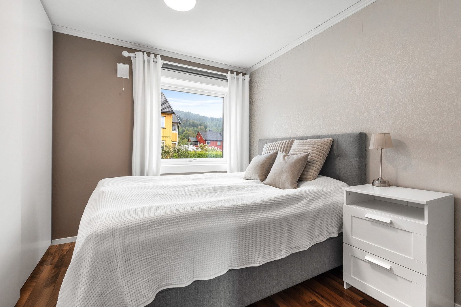 Leiligheten har totalt to soverom, begge med plass til dobbeltseng og garderobe Galleribilde