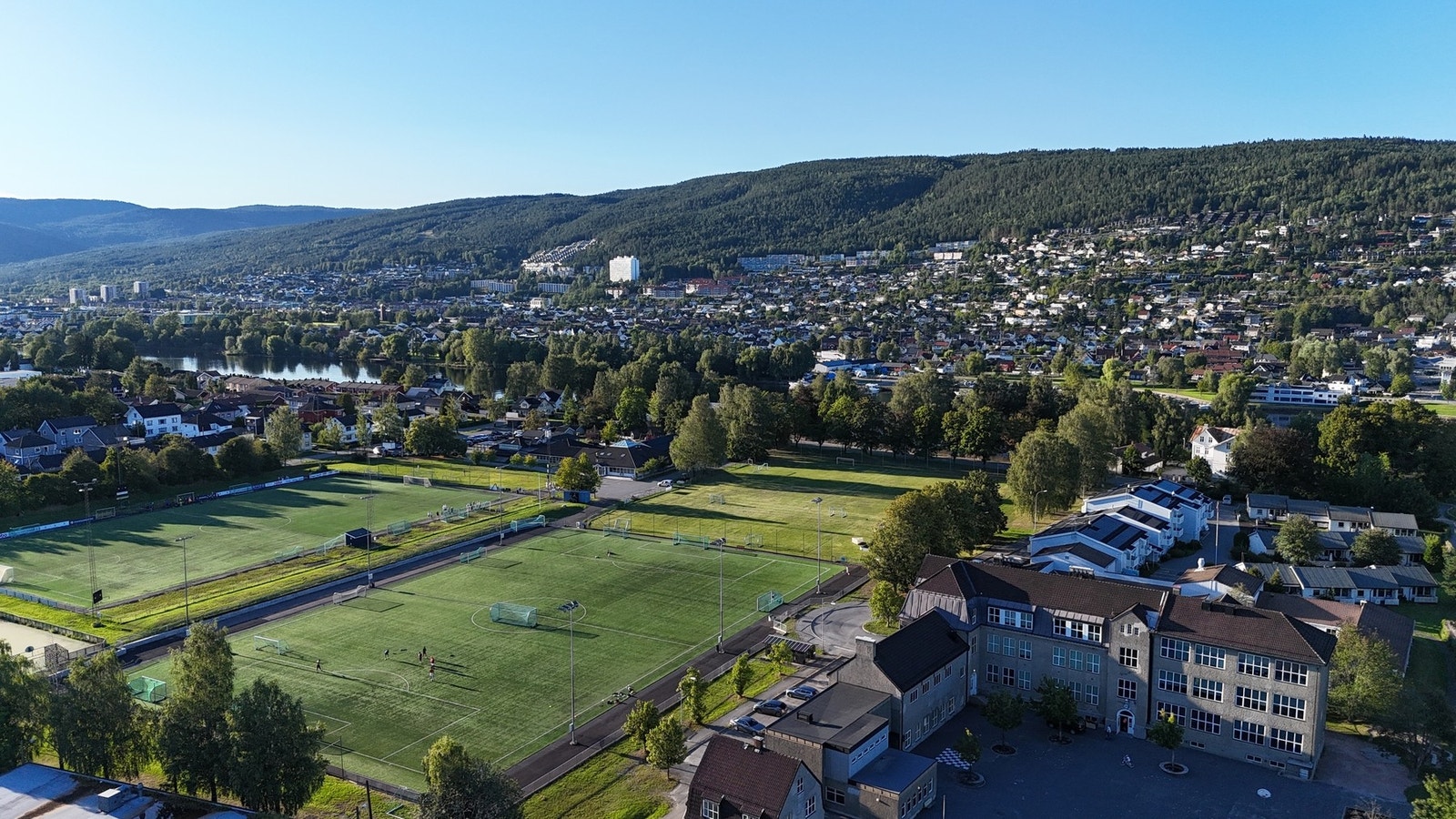 Gulskogen idrettspark med både gress- og kunstgressbaner ligger kun ca. 12 minutters gange unna Galleribilde