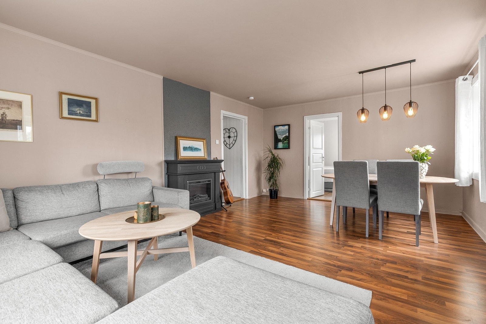 Lys og trivelig stue med laminatgulv og slette flater malt i en dus kaffe latte farge på både vegger og himling Galleribilde