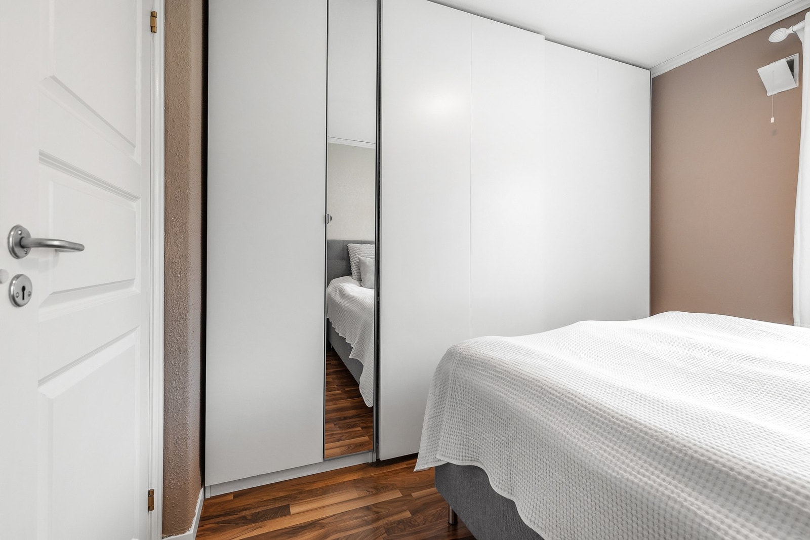 Hovedsoverommet har laminat på gulv og slette flater på vegger, samt en kontrastvegg med tapet Galleribilde